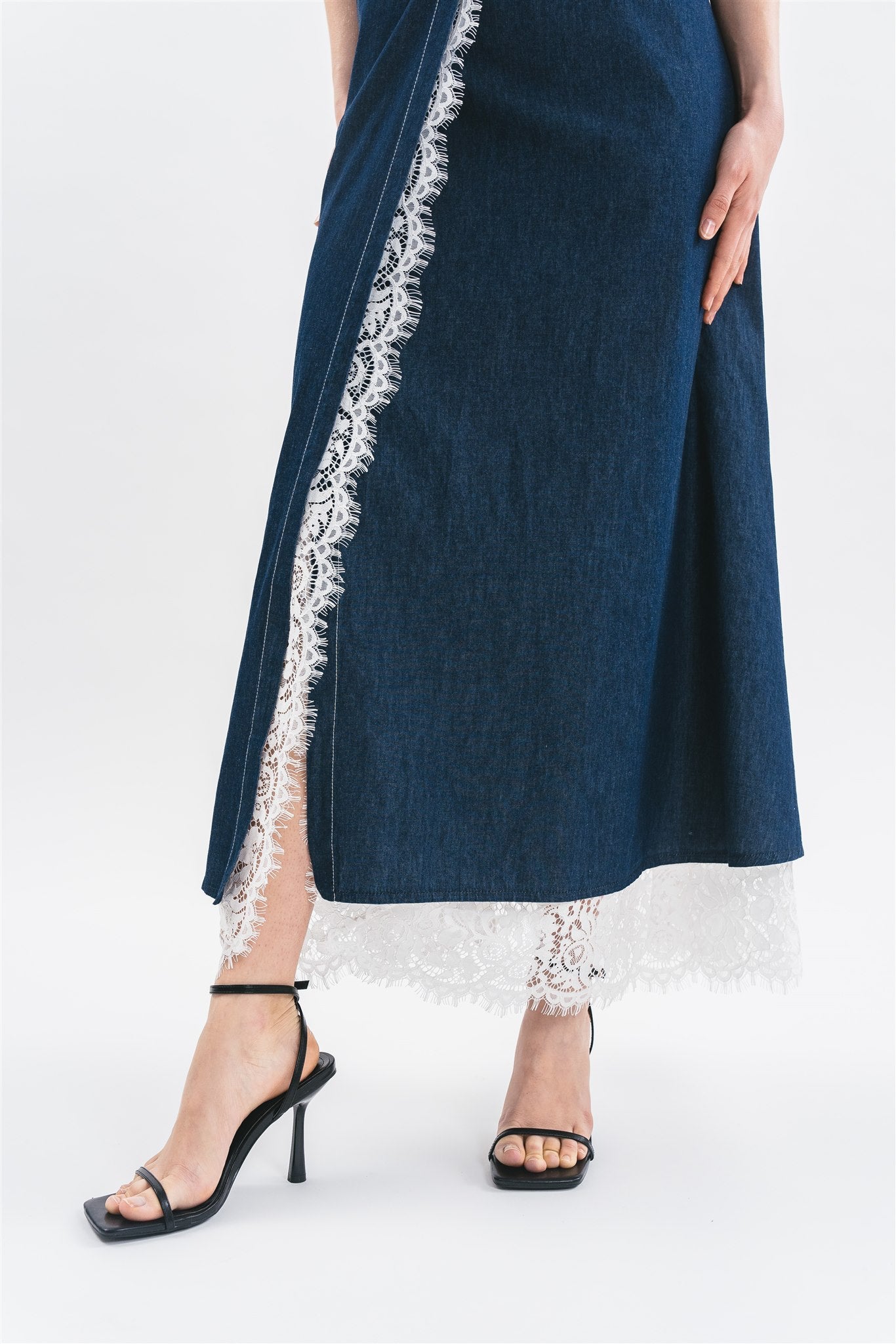 Kemisier in denim con pizzo. Dettaglio