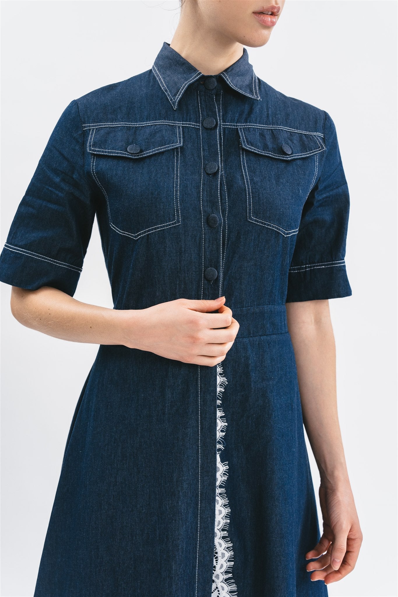 Kemisier in denim con pizzo. Dettaglio