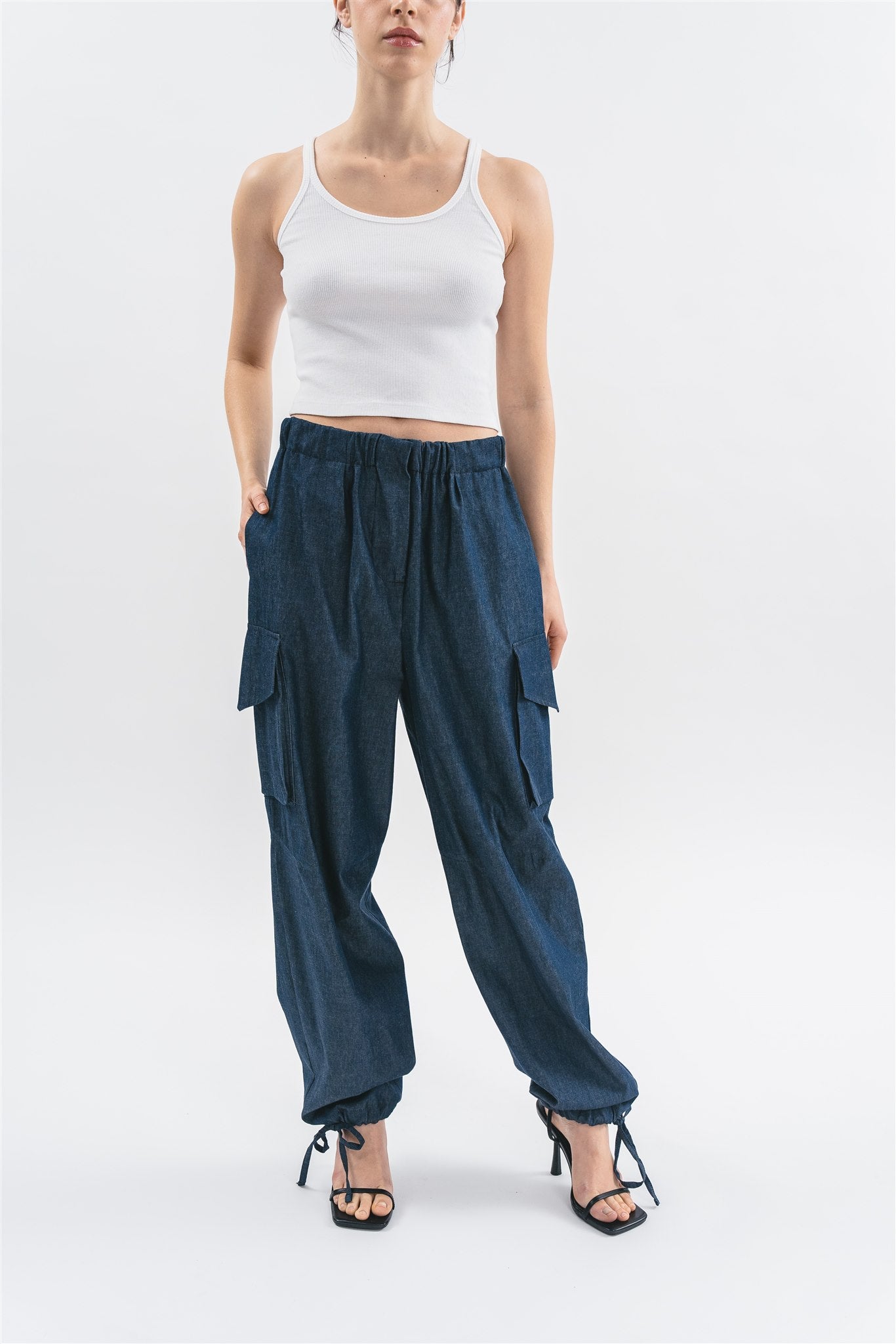 Pantalone cargo in denim. Frontale