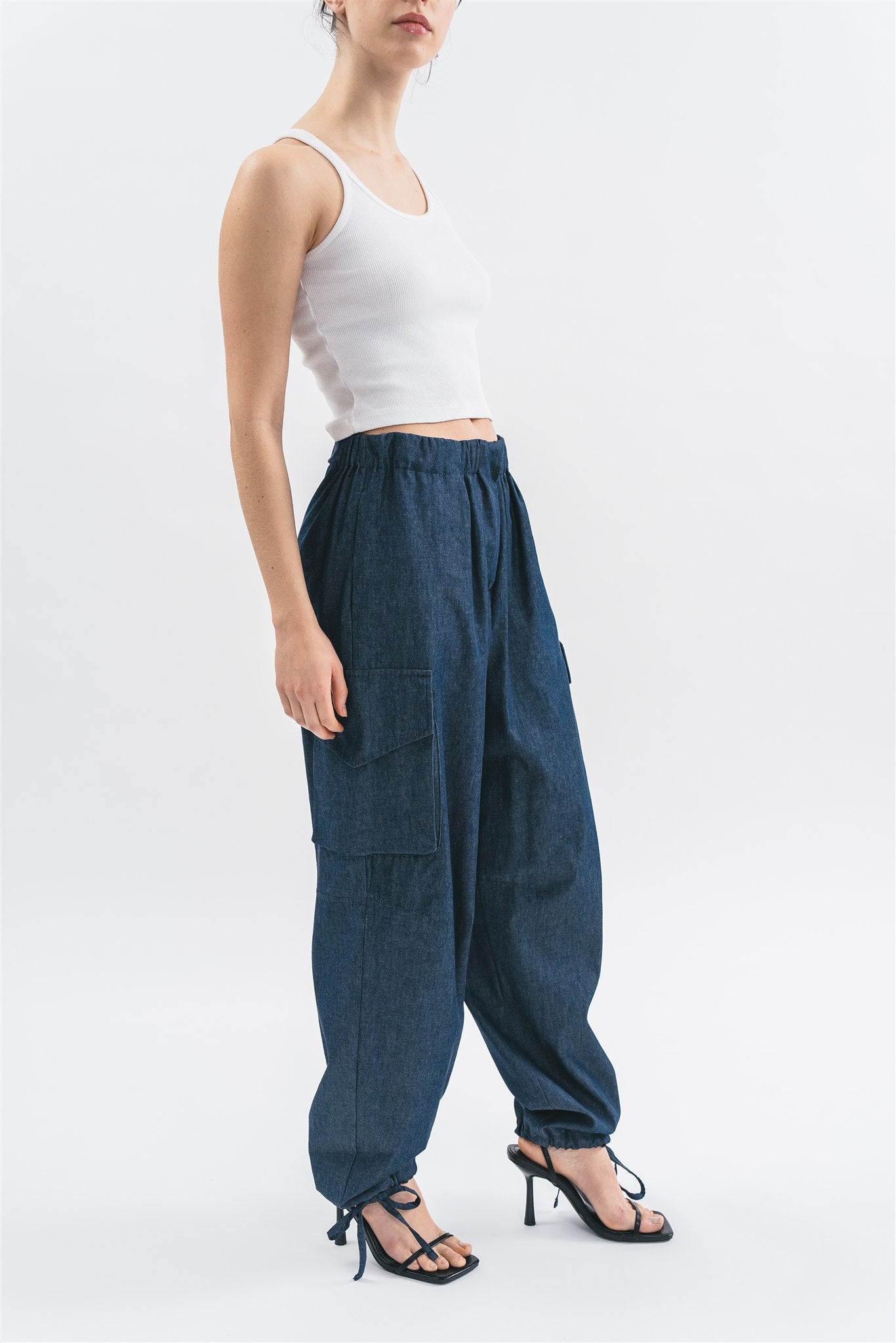 Pantalone cargo in denim. Laterale