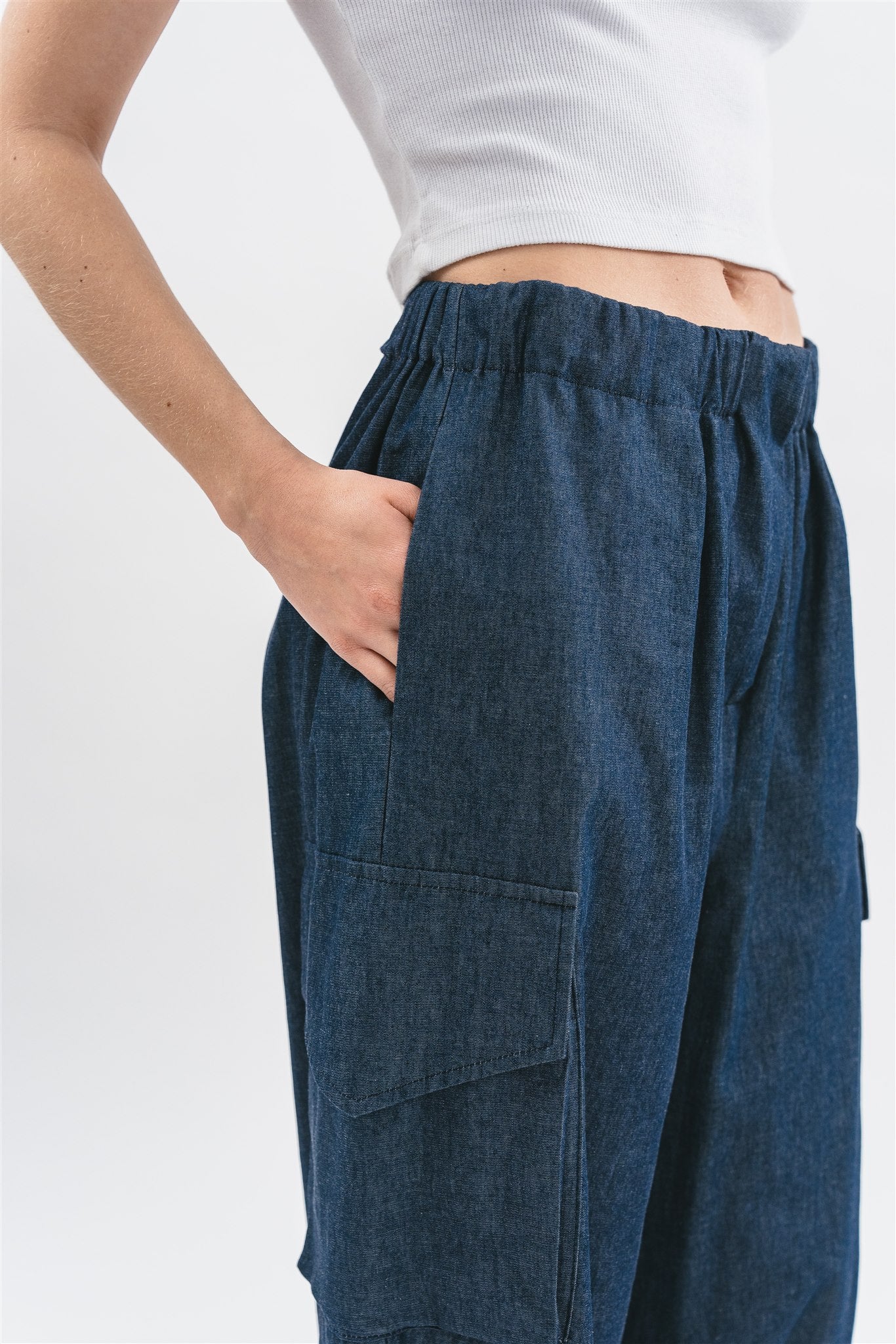 Pantalone cargo in denim. Dettaglio