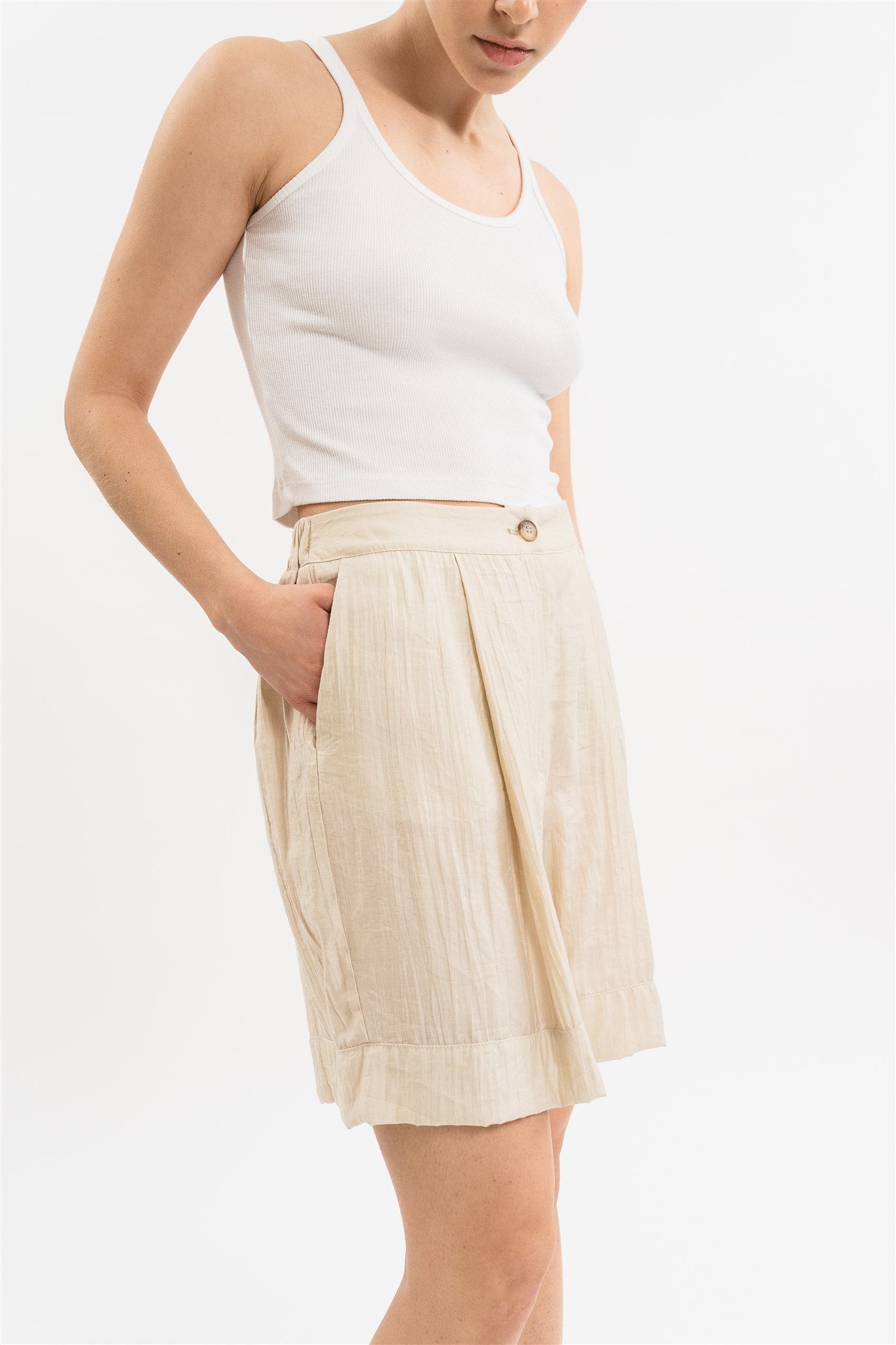 Pantaloni shorts in viscosa. Laterale