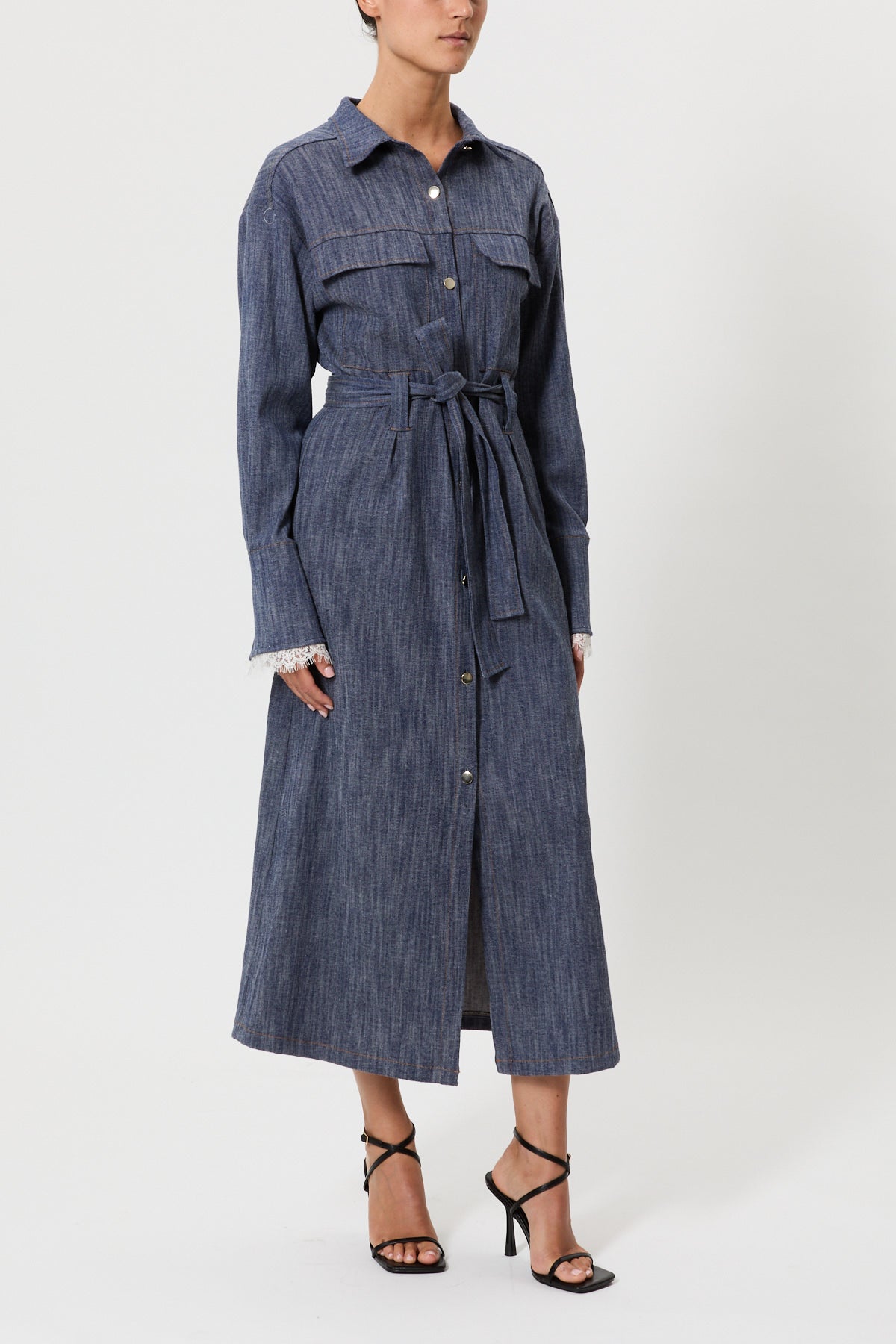 ABITO IN DENIM CON PIZZO E CINTURA IN JEANS