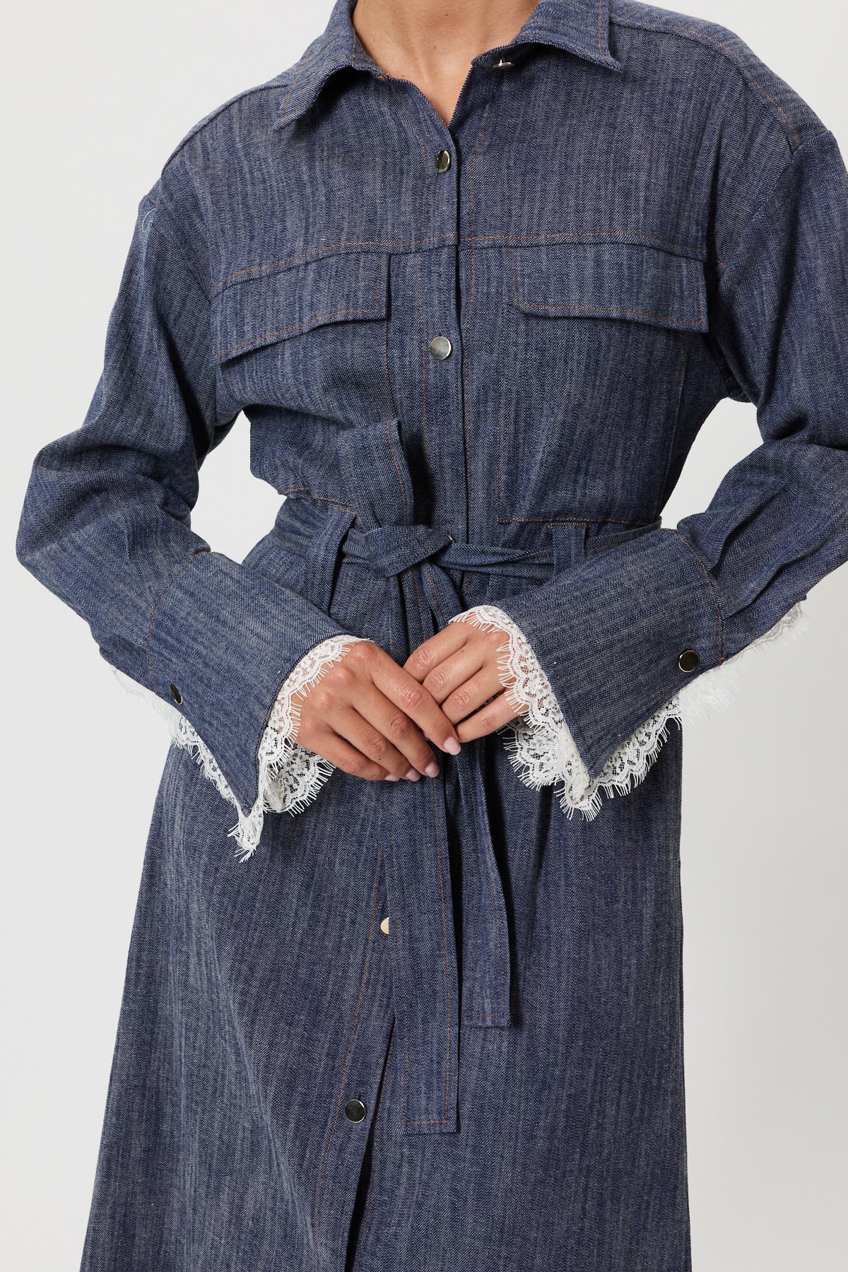 ABITO IN DENIM CON PIZZO E CINTURA IN JEANS