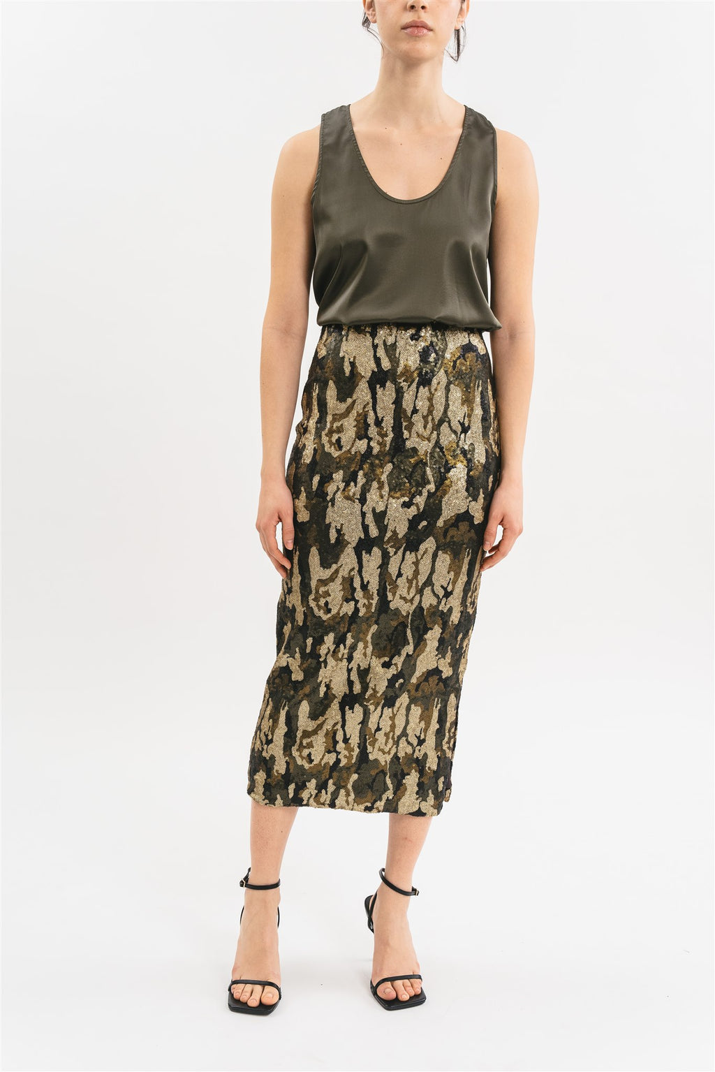 Ragazze Multietniche Vestite Di Nero Festeggiano La Festa Delle Galline Immagine Stock - Foto 3