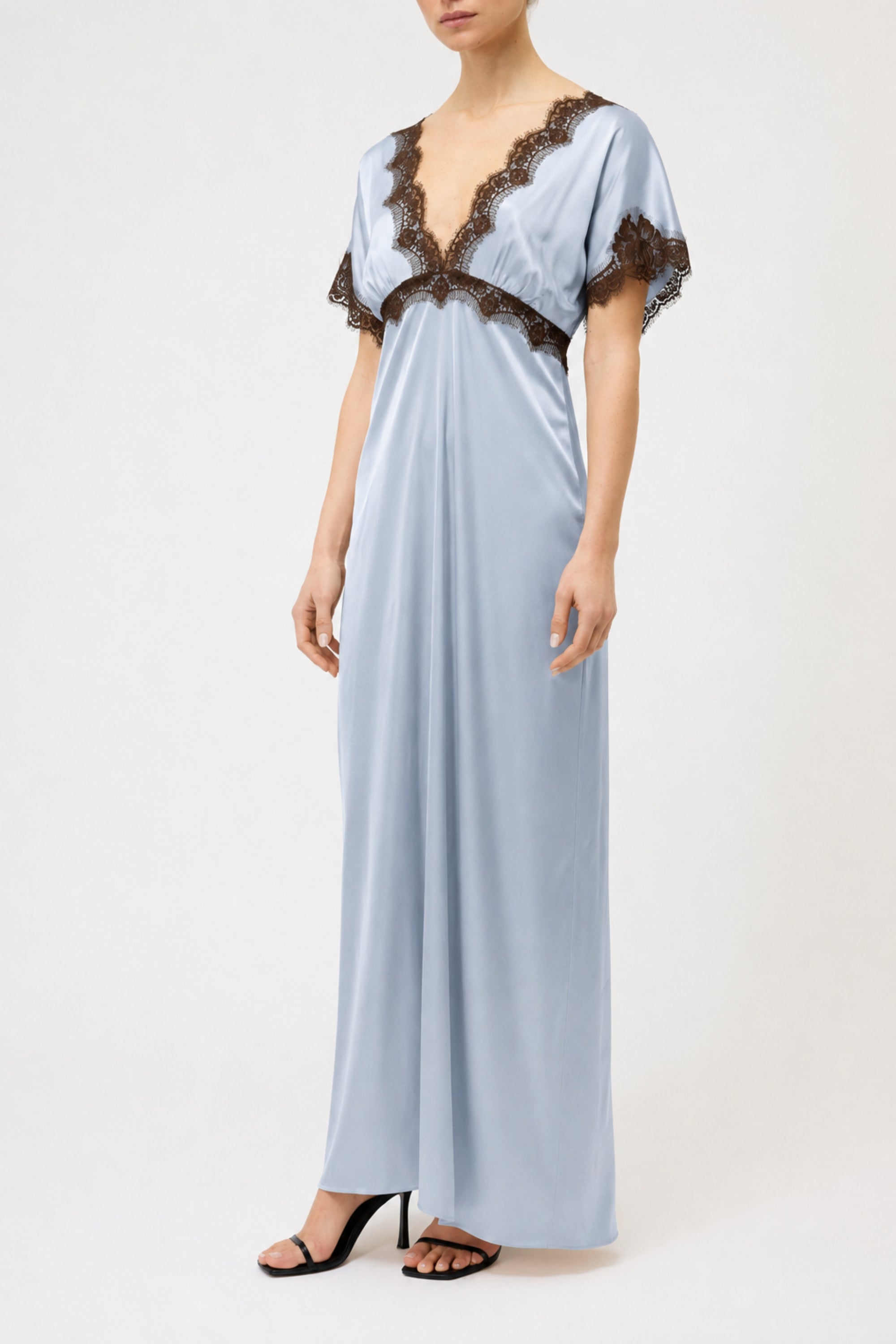 ABITO SCOLLO V CON PIZZO