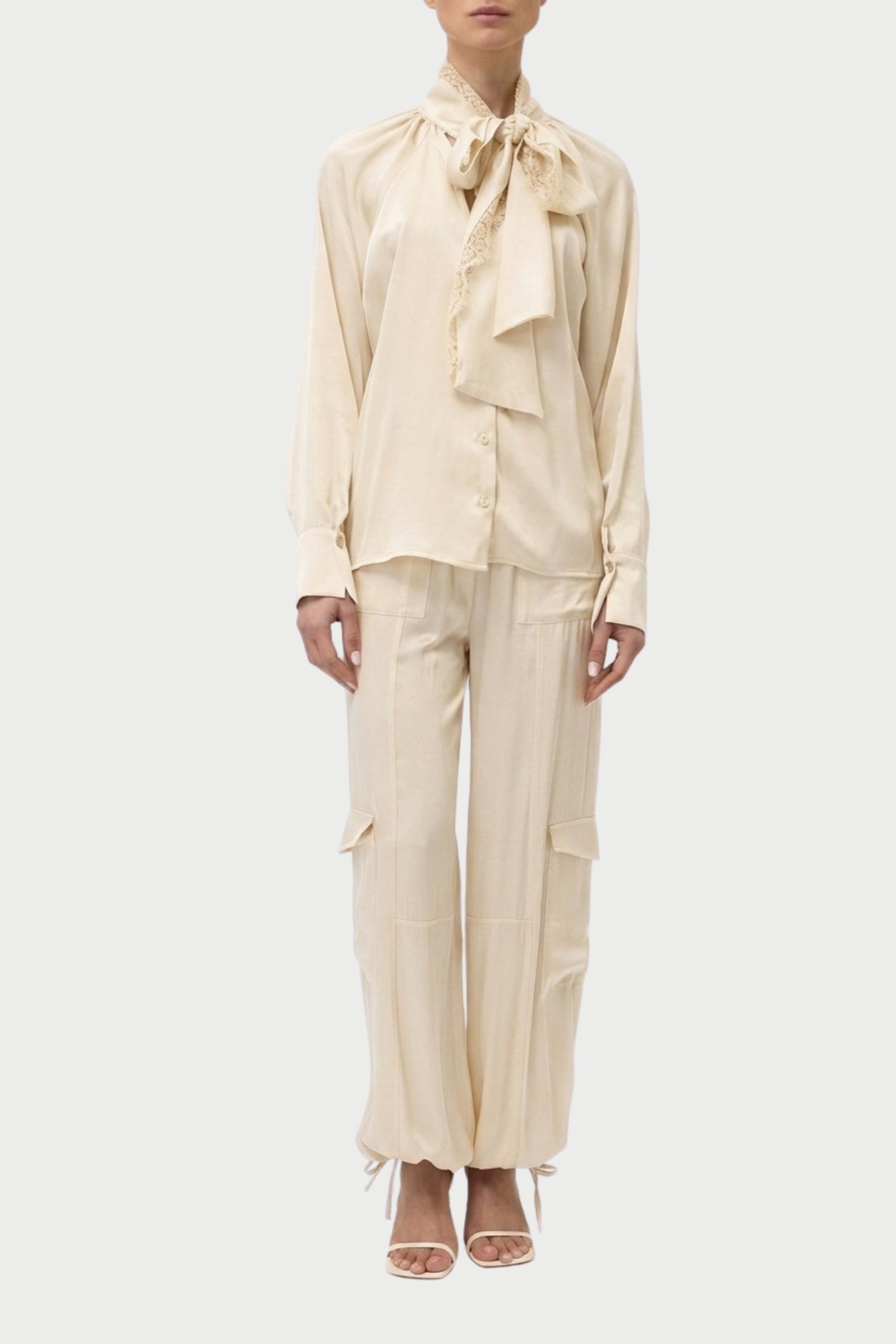 CAMICIA CON PIZZO E FIOCCO