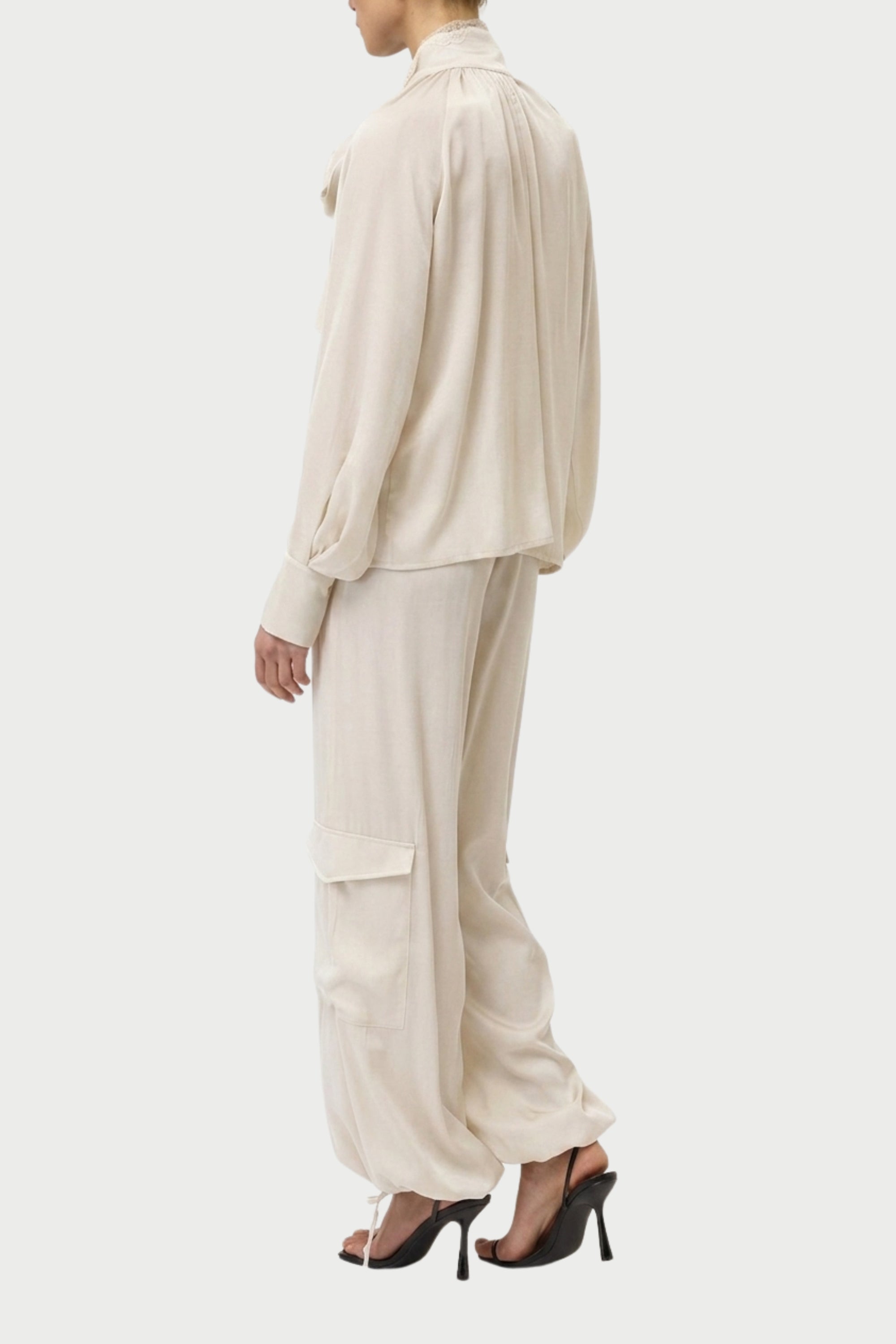 CAMICIA CON PIZZO E FIOCCO