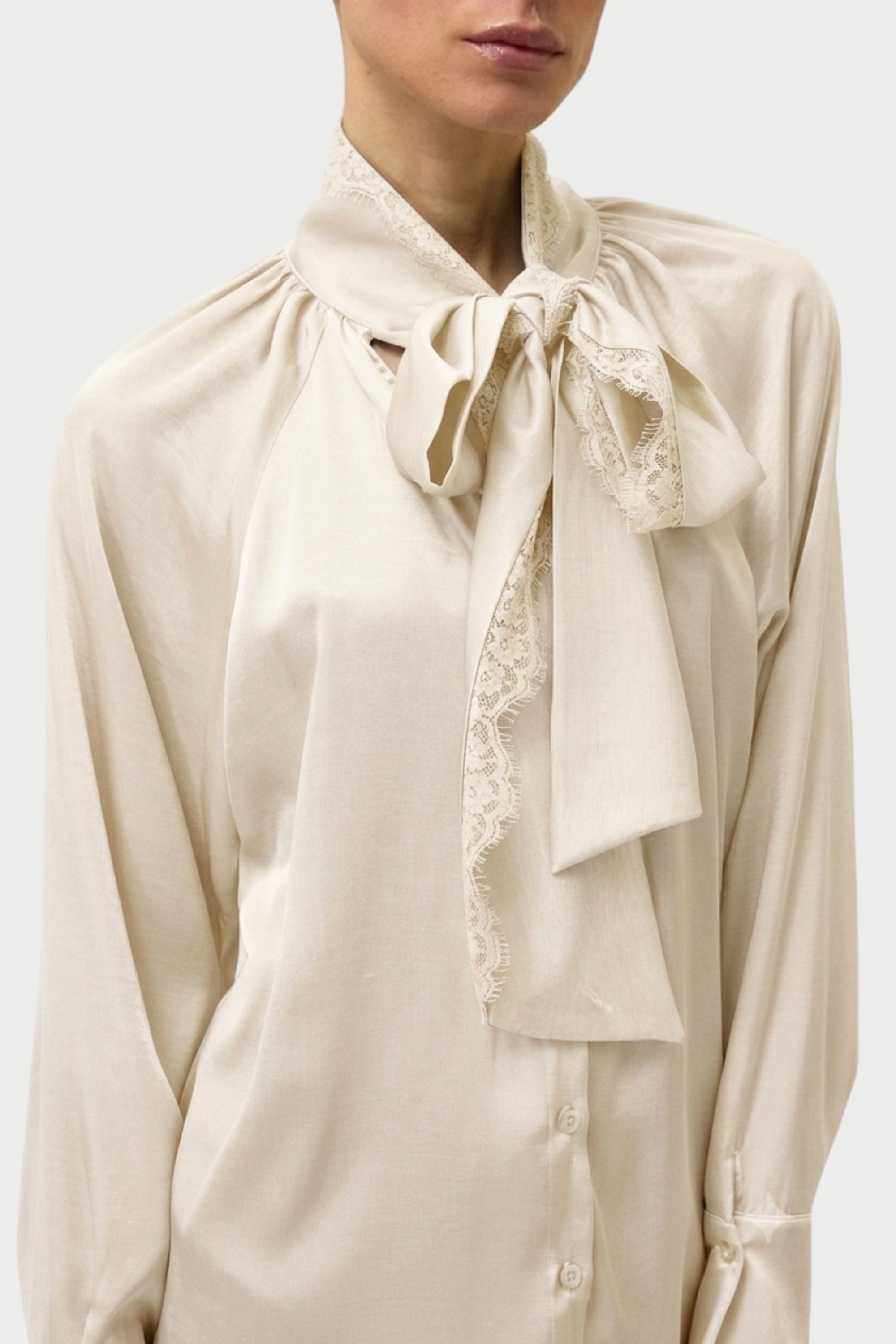 CAMICIA CON PIZZO E FIOCCO