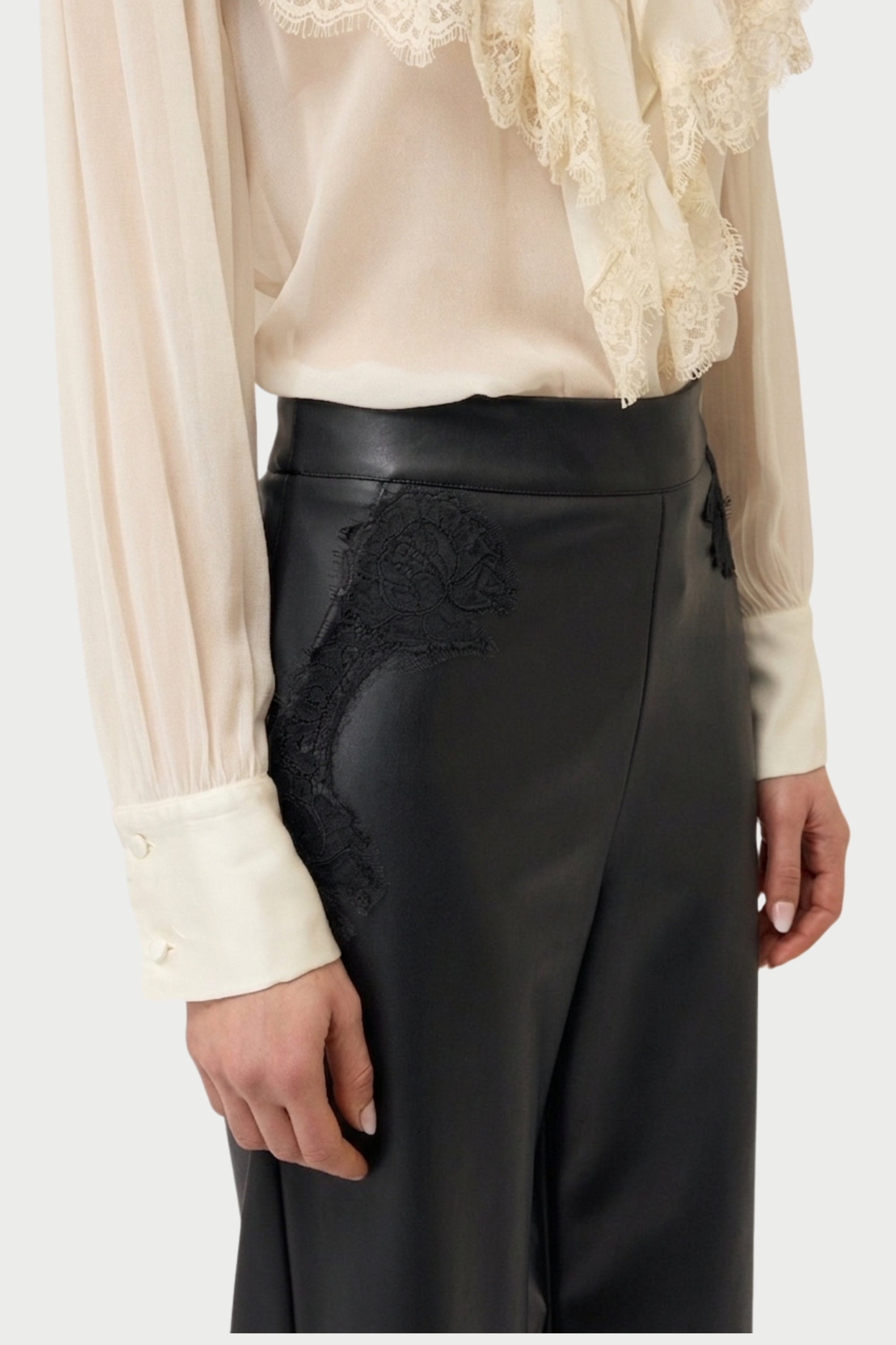 PANTALONE IN ECOPELLE CON PIZZO