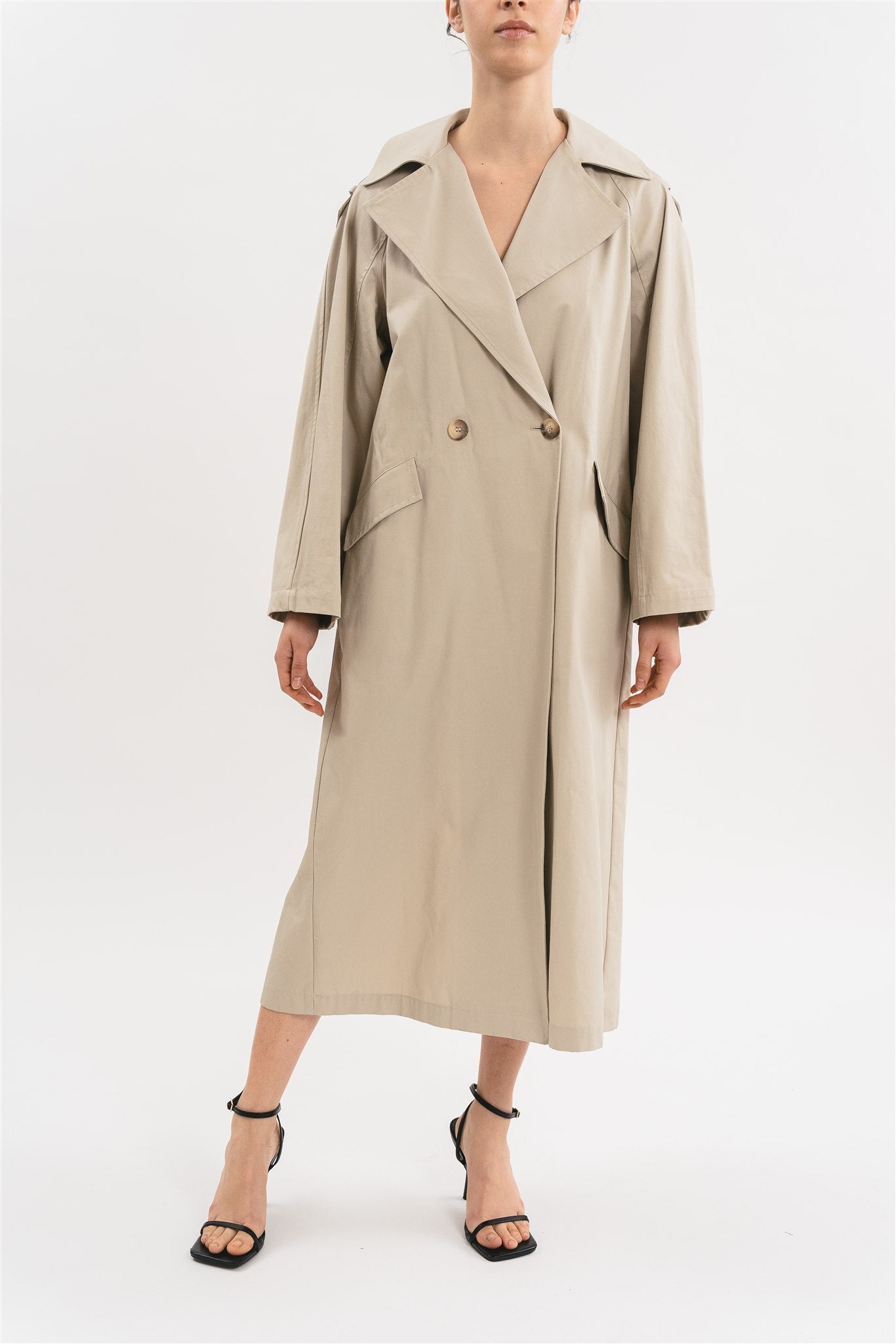 Trench con inserto in pizzo nel retro. Dettaglio