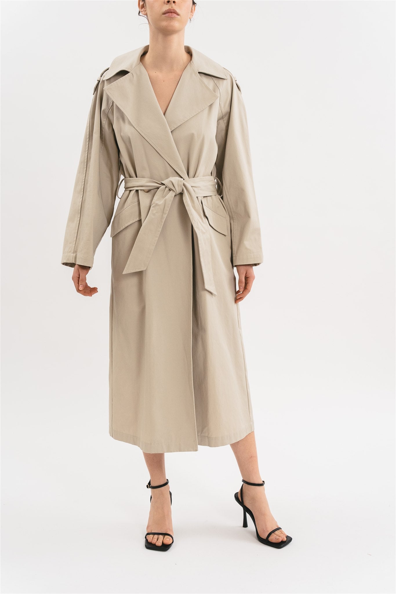 Trench con inserto in pizzo nel retro. Frontale