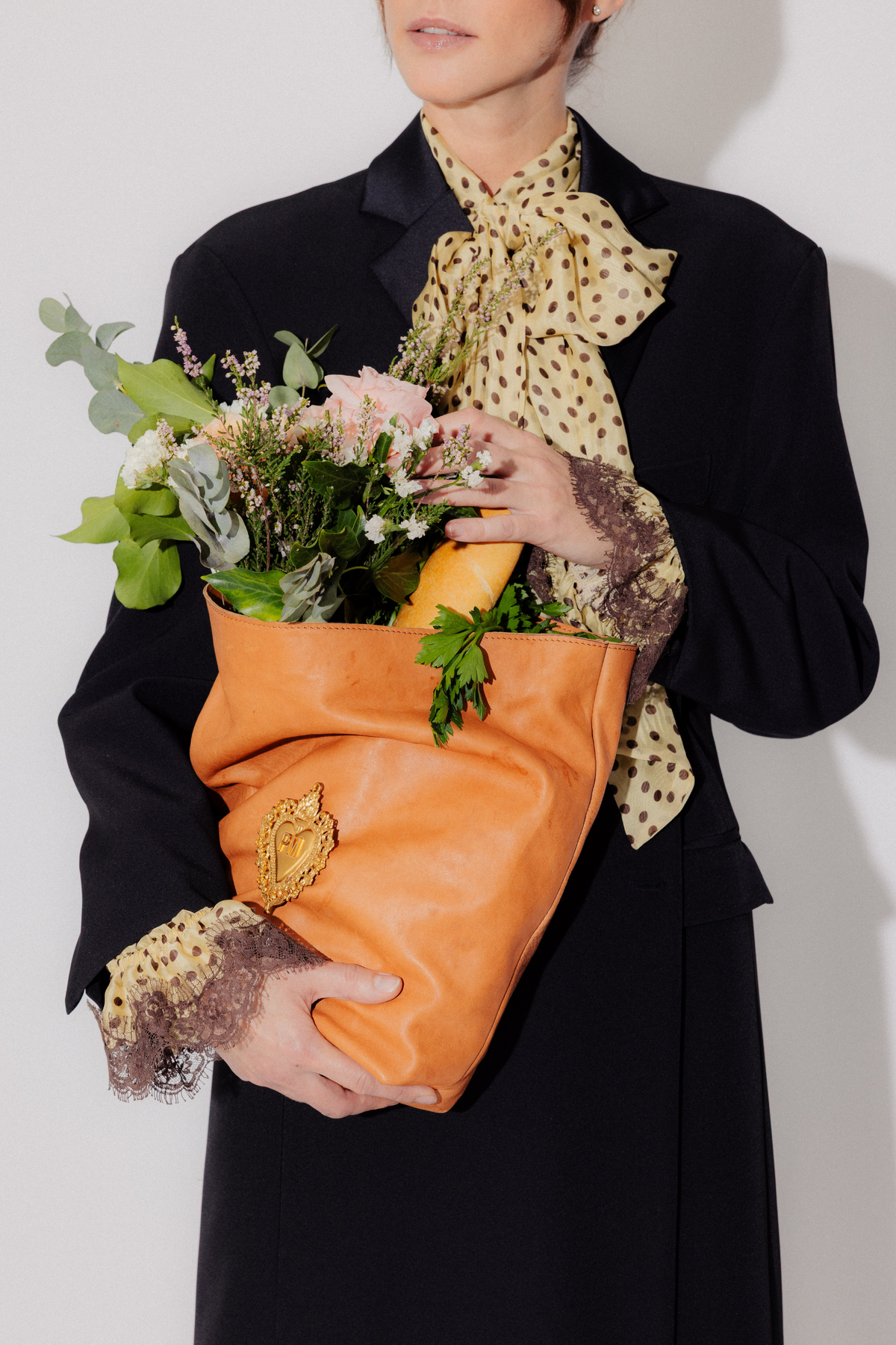 PAPER BAG IN PELLE CON SPILLA