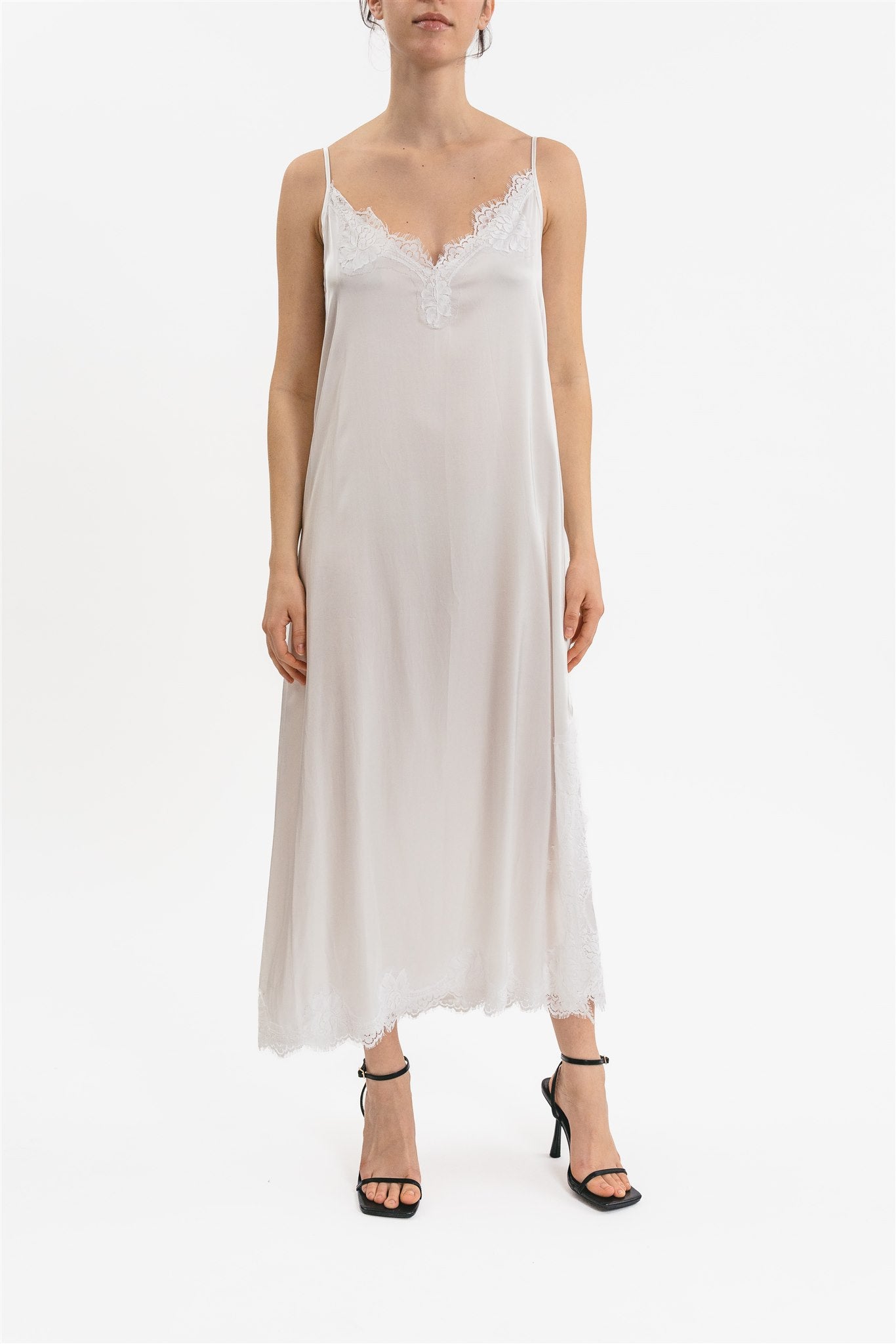 Slip dress con spacco e pizzo. frontale