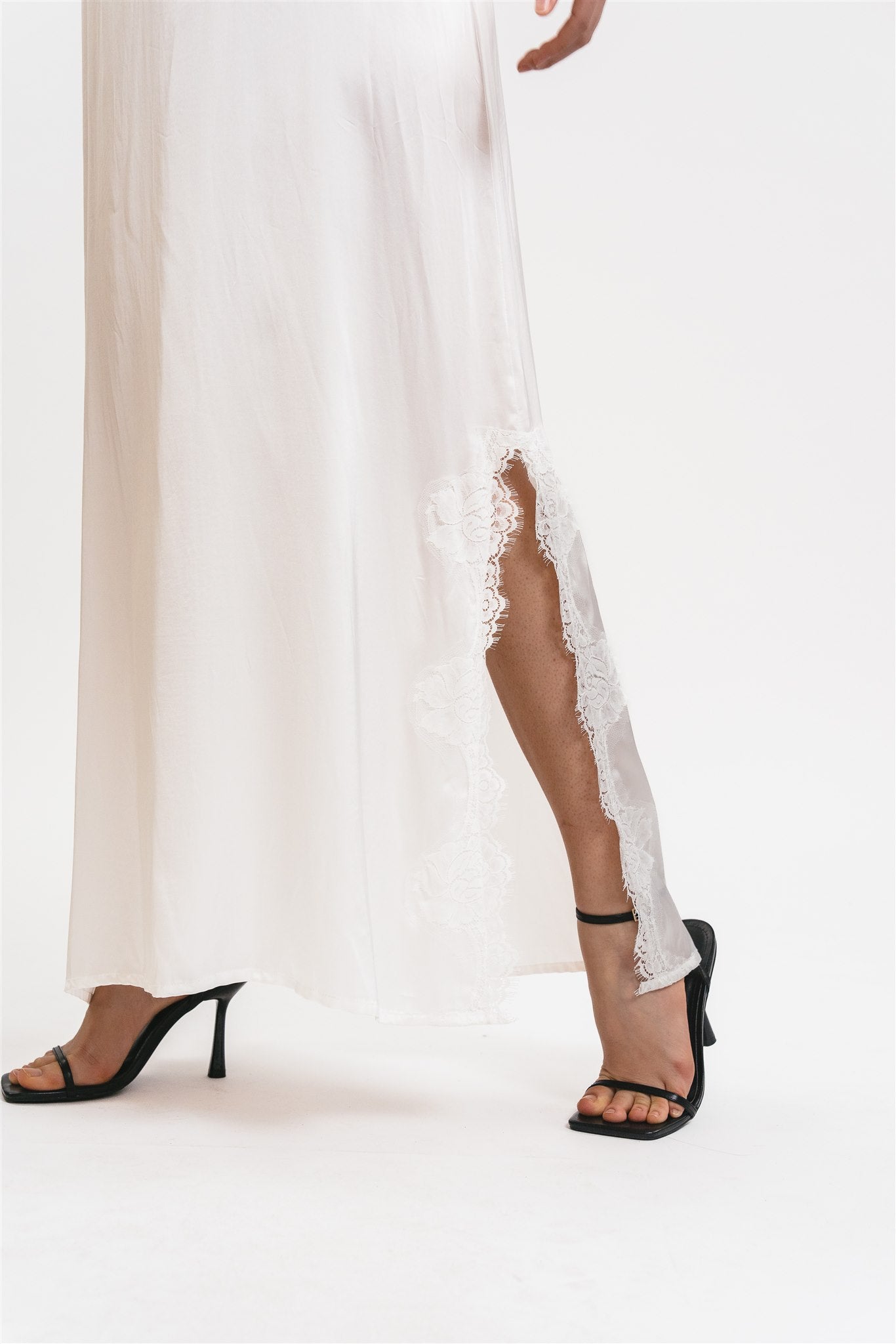 Slip dress bianco scollo a V dettaglio