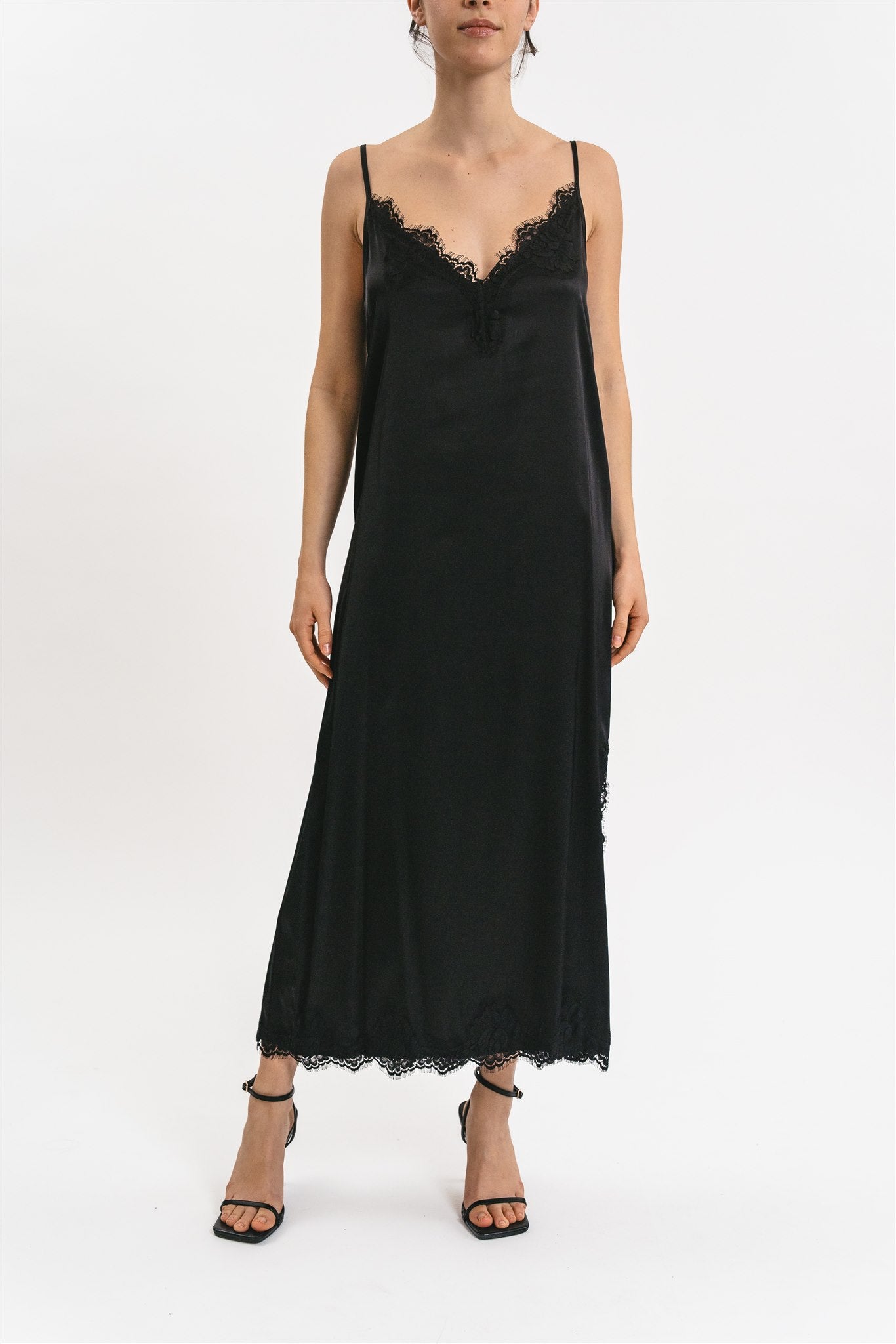 Slip dress con spacco e pizzo. frontale