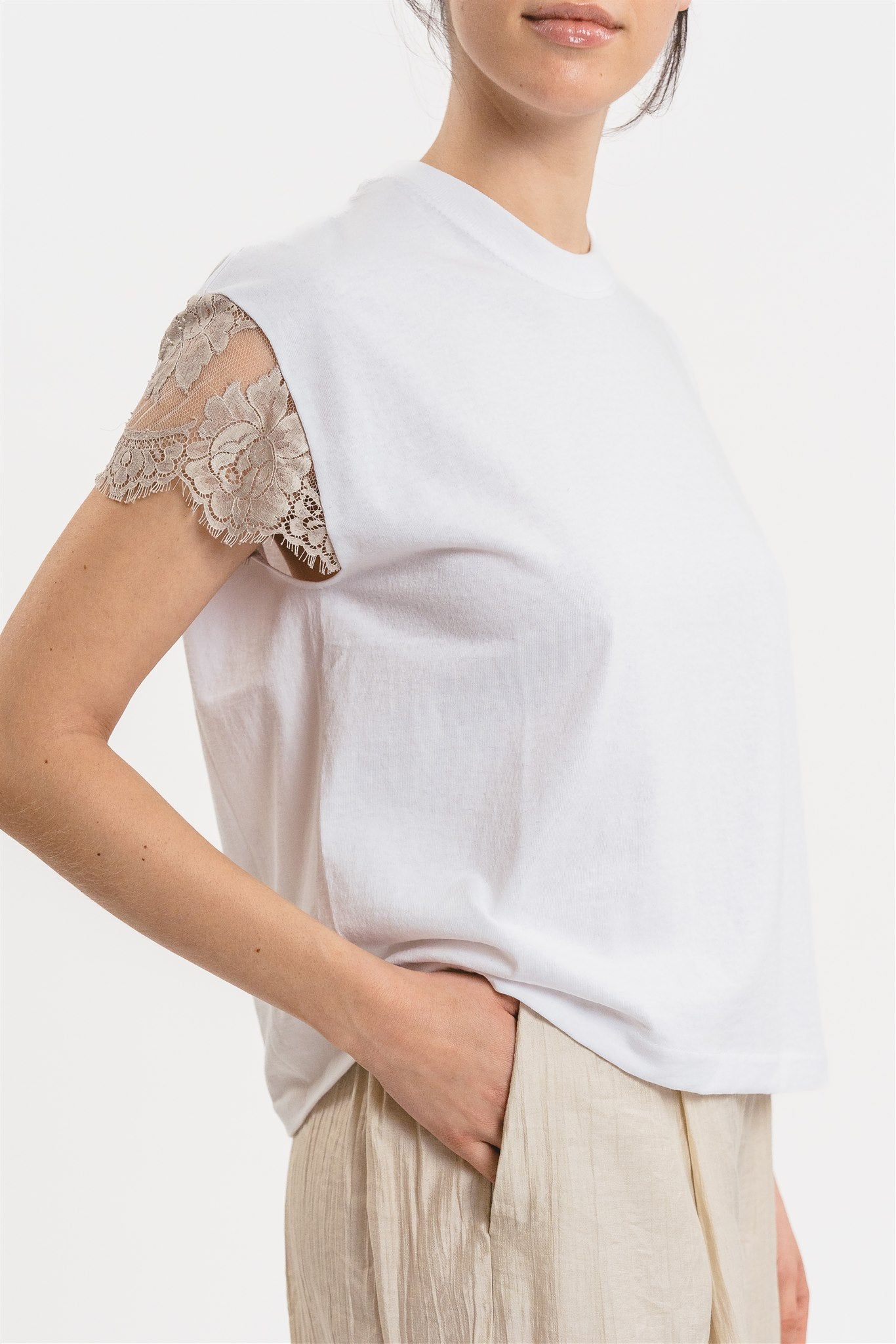 T-shirt pizzo alle maniche dettaglio