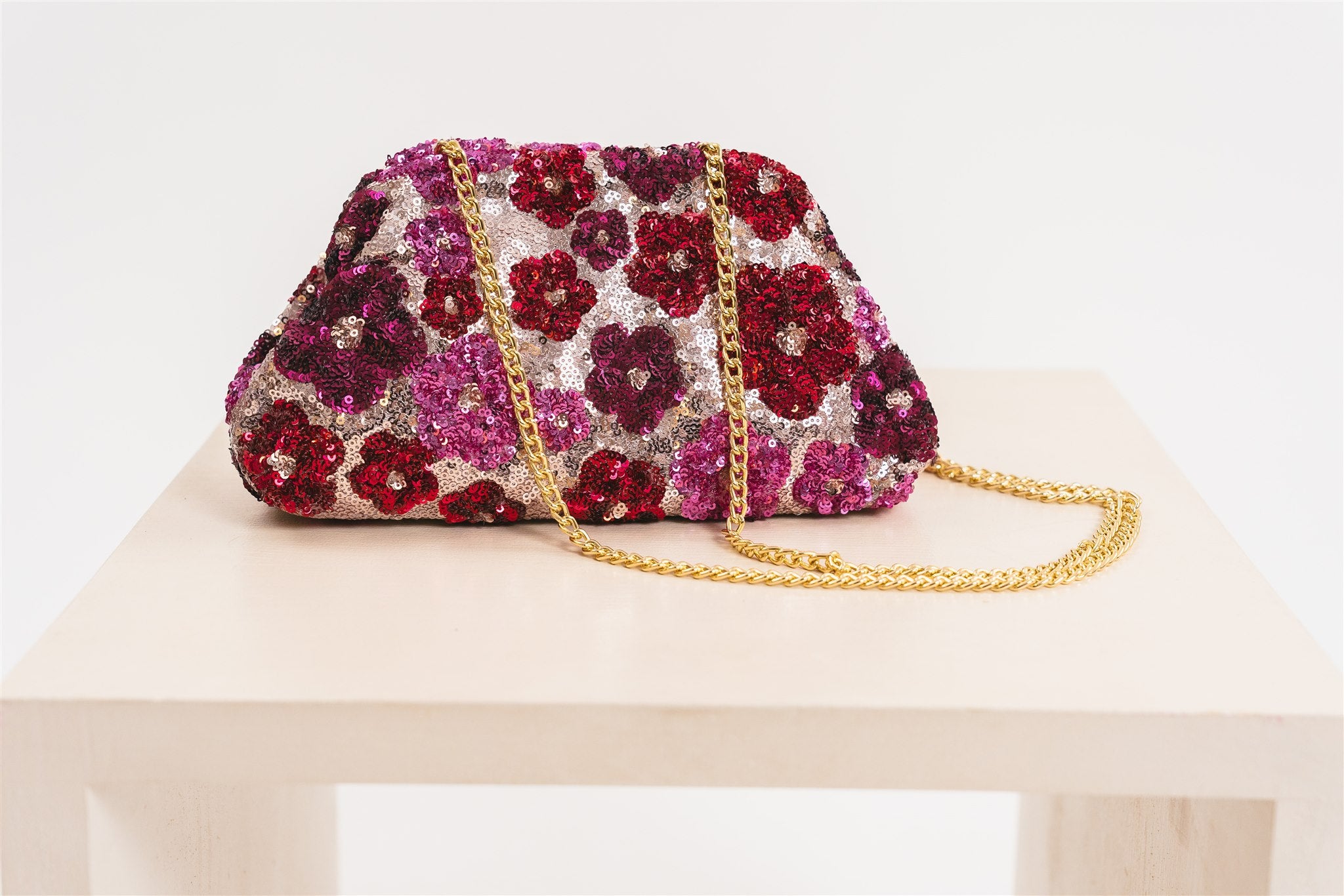 Clutch di pailettes con catena. Frontale