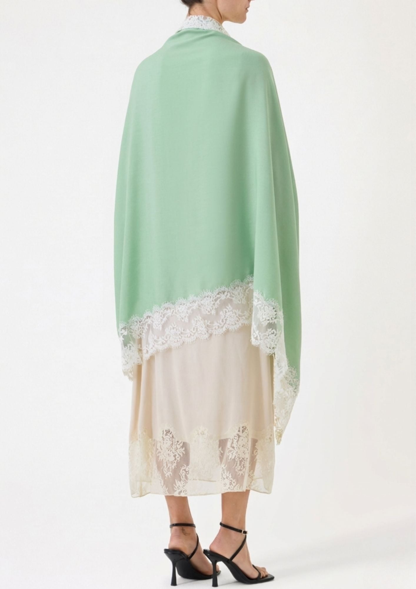 SHAWL WITH LACE