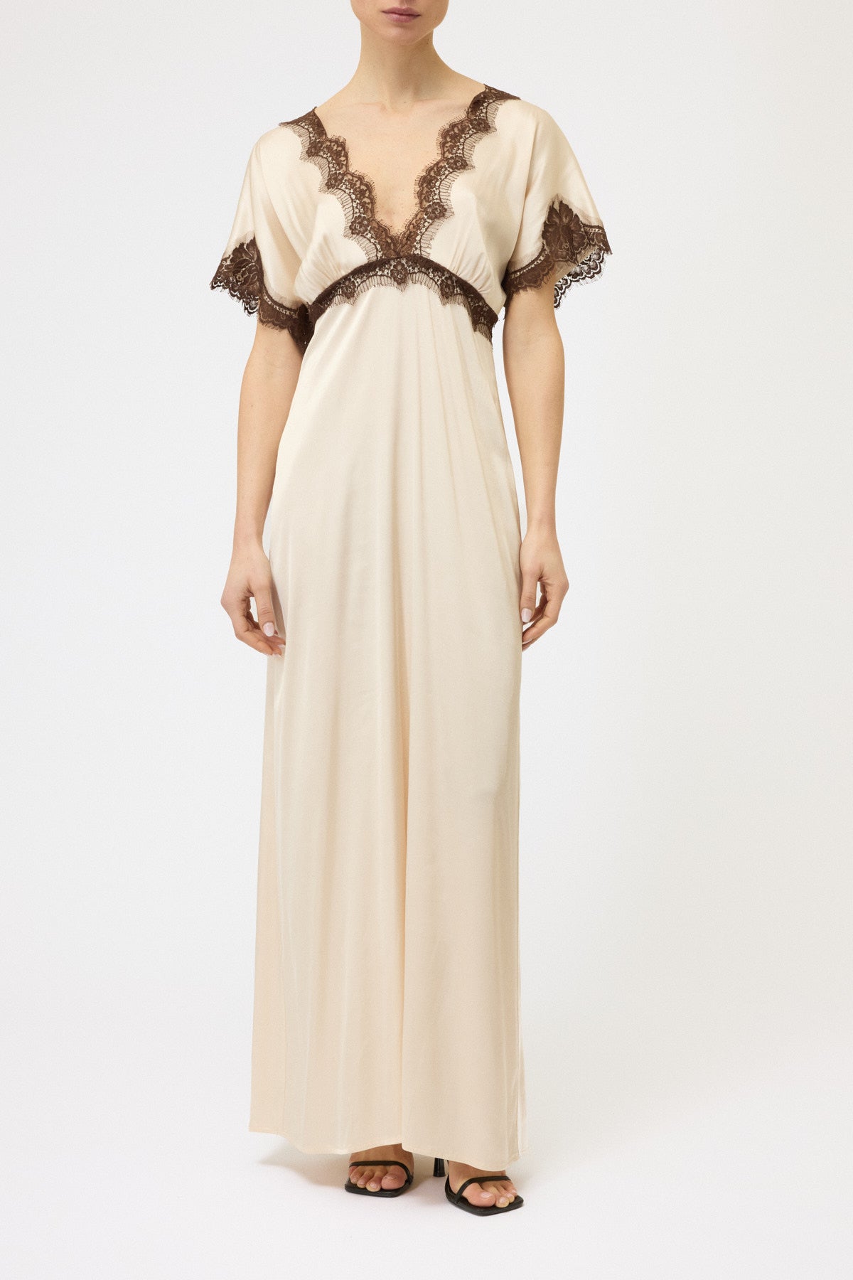 ABITO SCOLLO V CON PIZZO