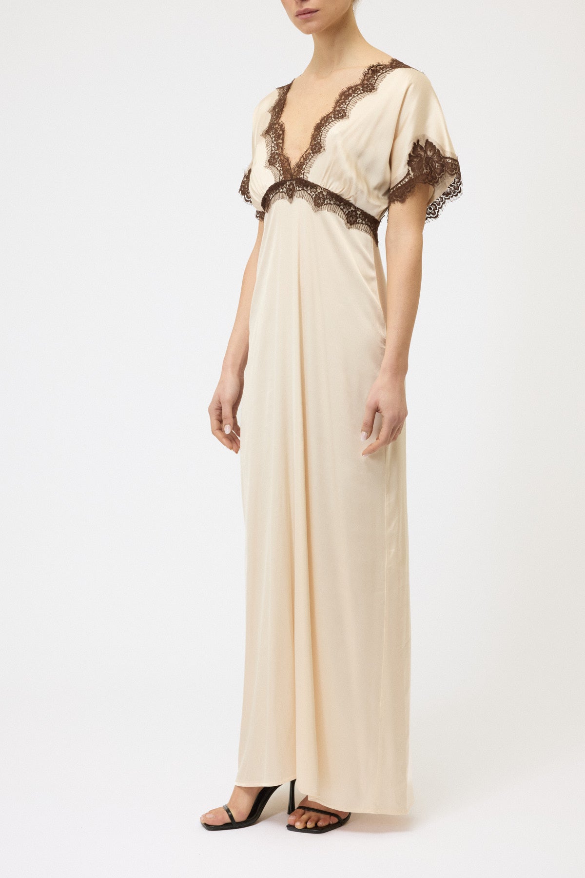 ABITO SCOLLO V CON PIZZO