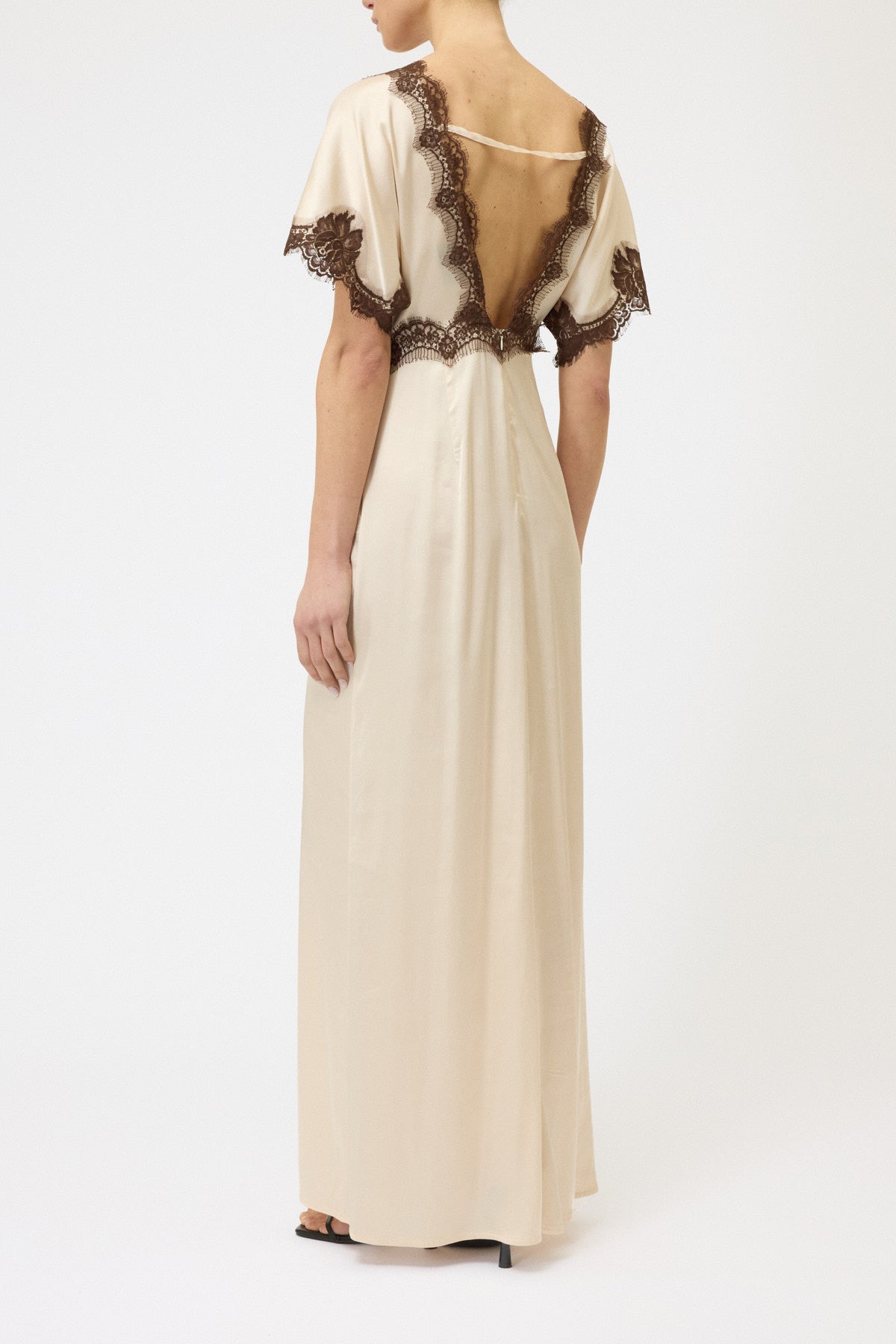 ABITO SCOLLO V CON PIZZO