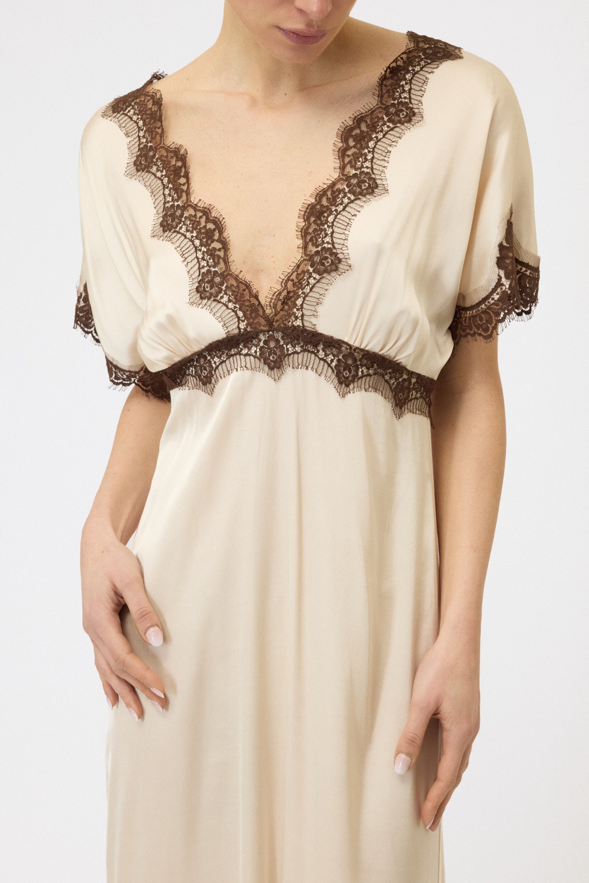 ABITO SCOLLO V CON PIZZO