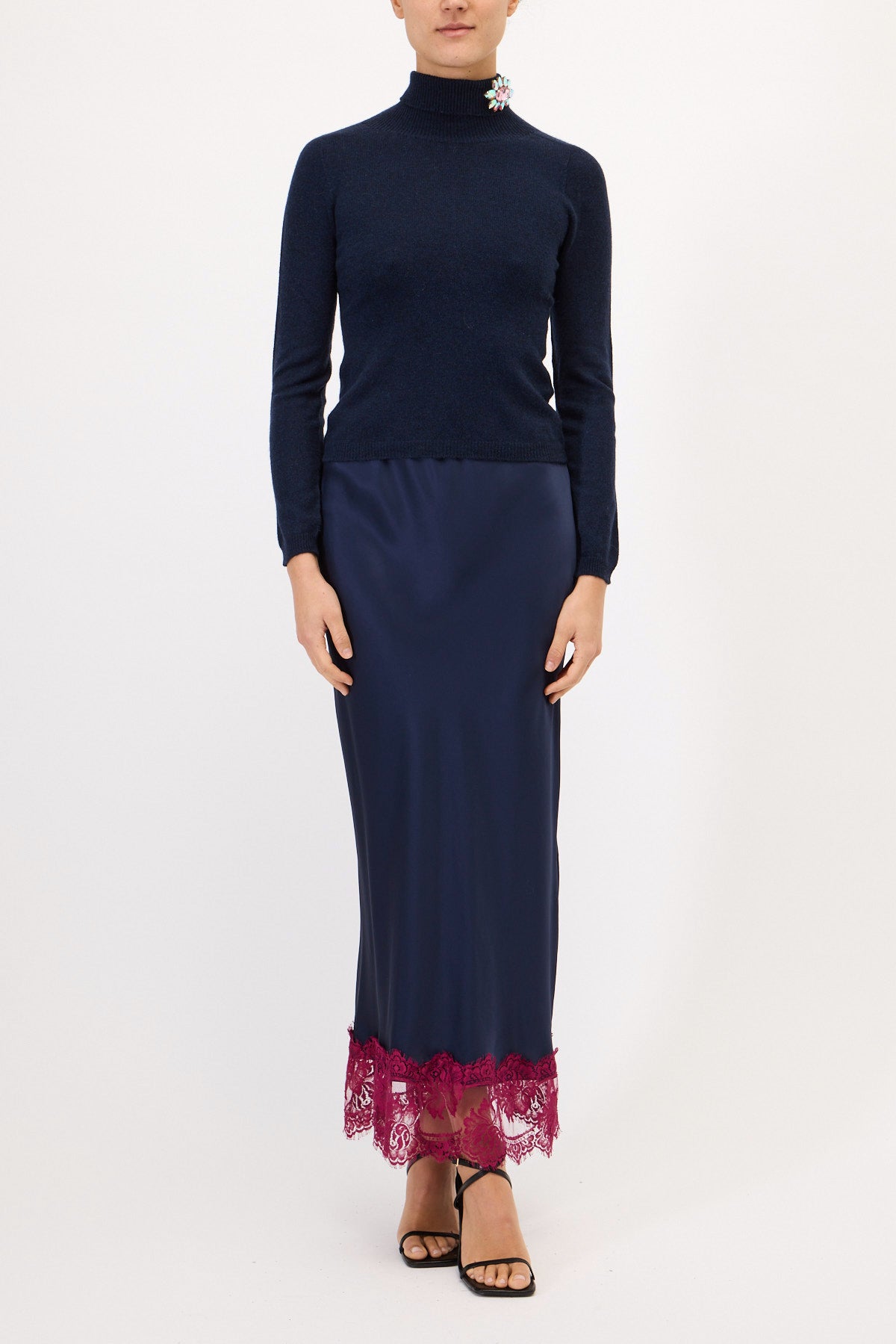 MAGLIA SLIM COLLO ALTO CON SPILLA GIOIELLO