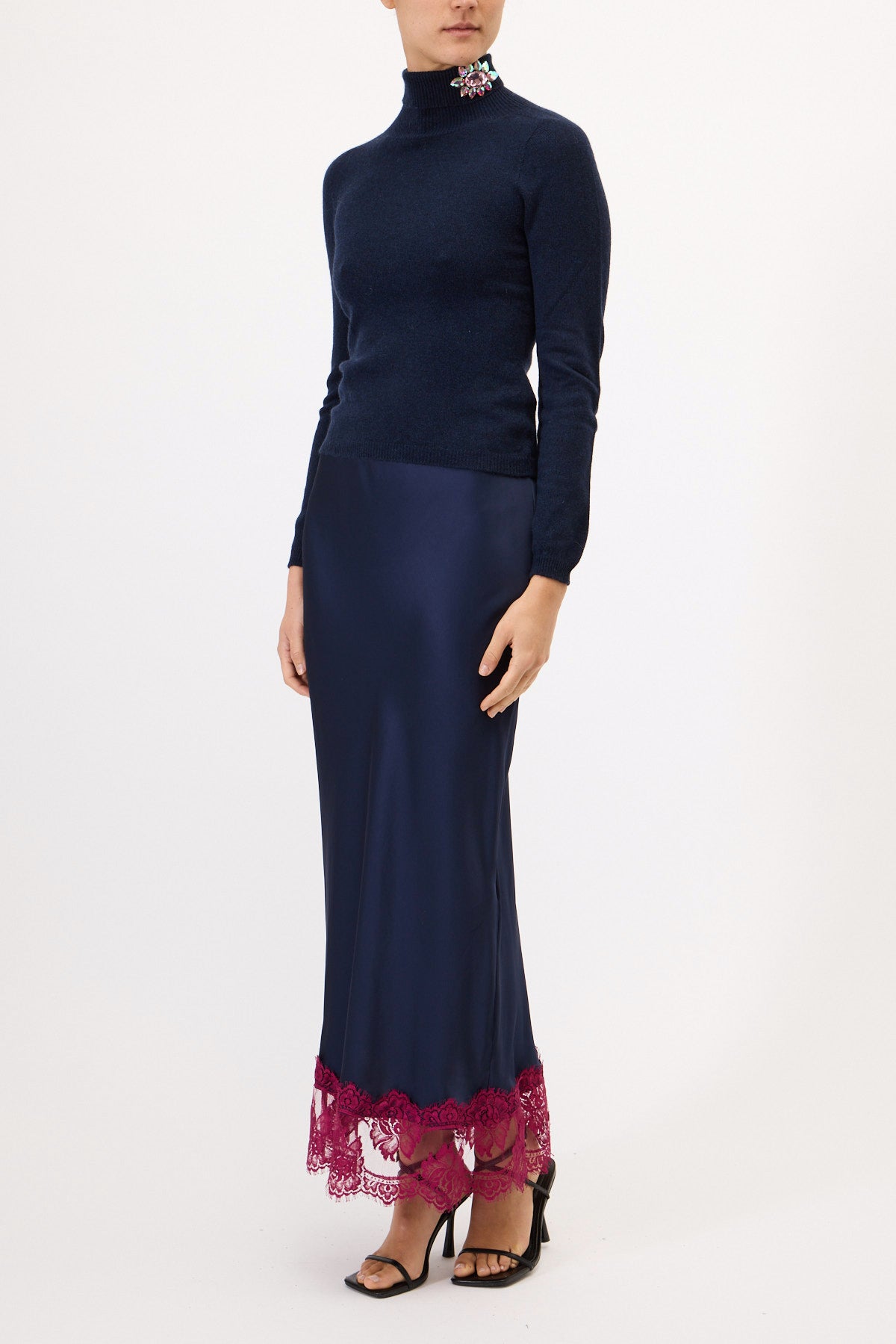 MAGLIA SLIM COLLO ALTO CON SPILLA GIOIELLO