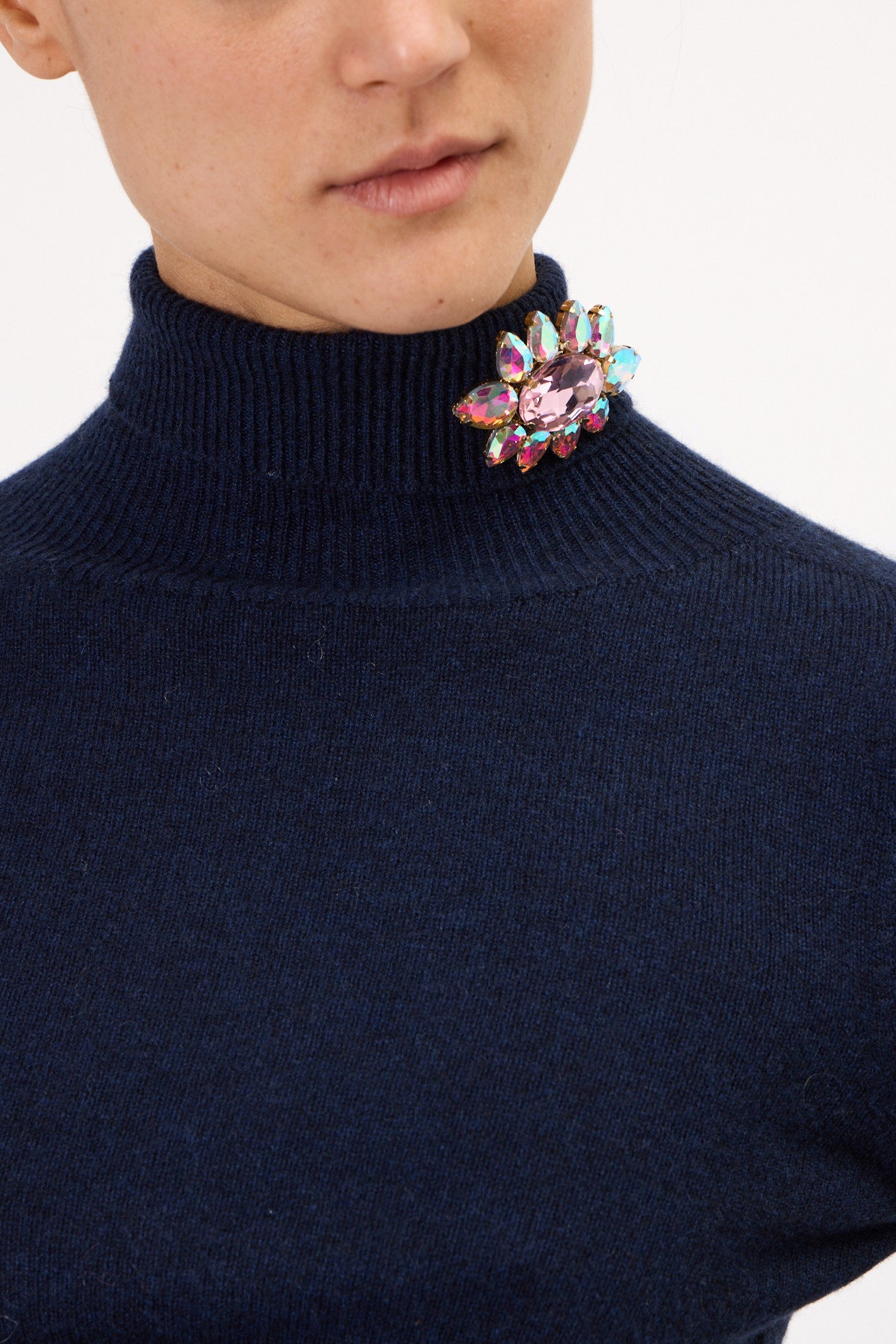 MAGLIA SLIM COLLO ALTO CON SPILLA GIOIELLO