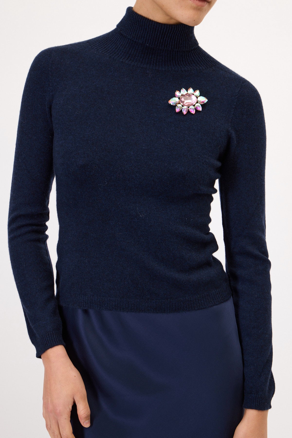 MAGLIA SLIM COLLO ALTO CON SPILLA GIOIELLO