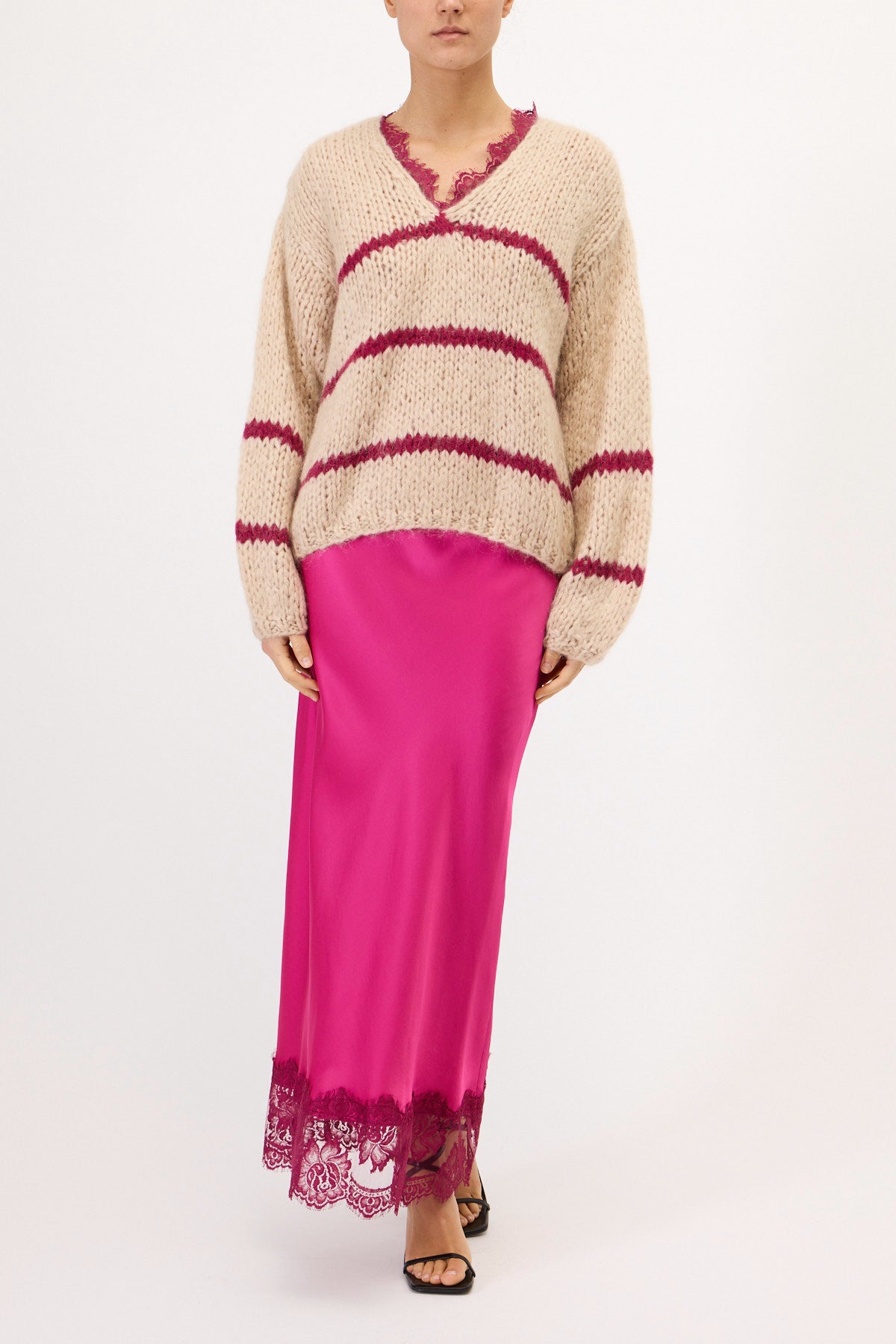 MAGLIA SCOLLO A V A RIGHE CON PIZZO