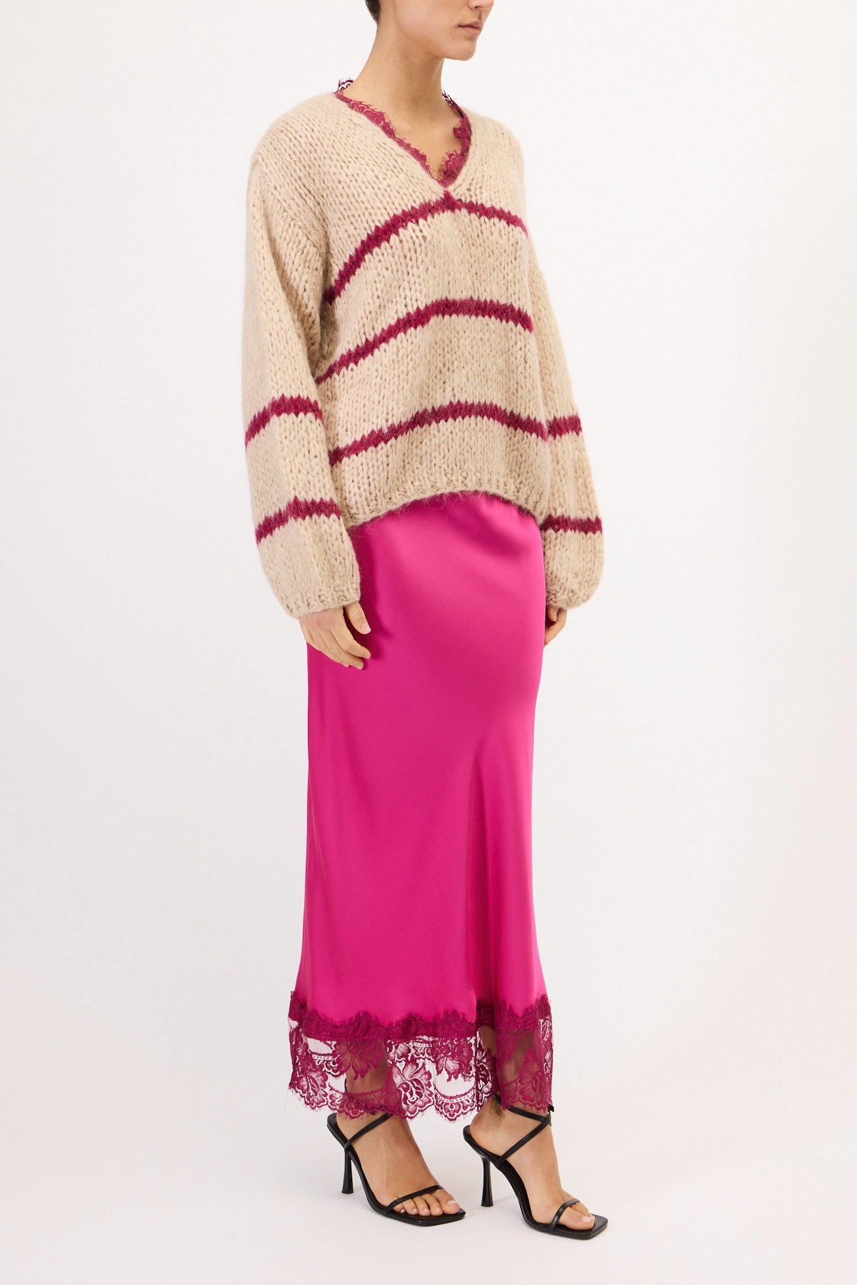 MAGLIA SCOLLO A V A RIGHE CON PIZZO