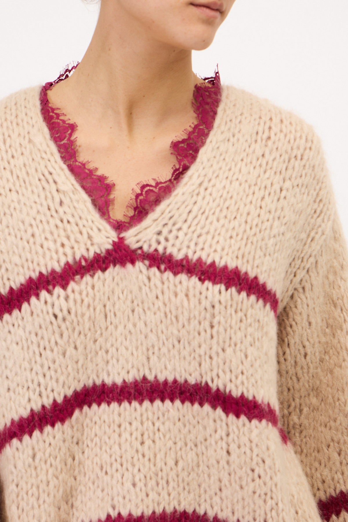 MAGLIA SCOLLO A V A RIGHE CON PIZZO