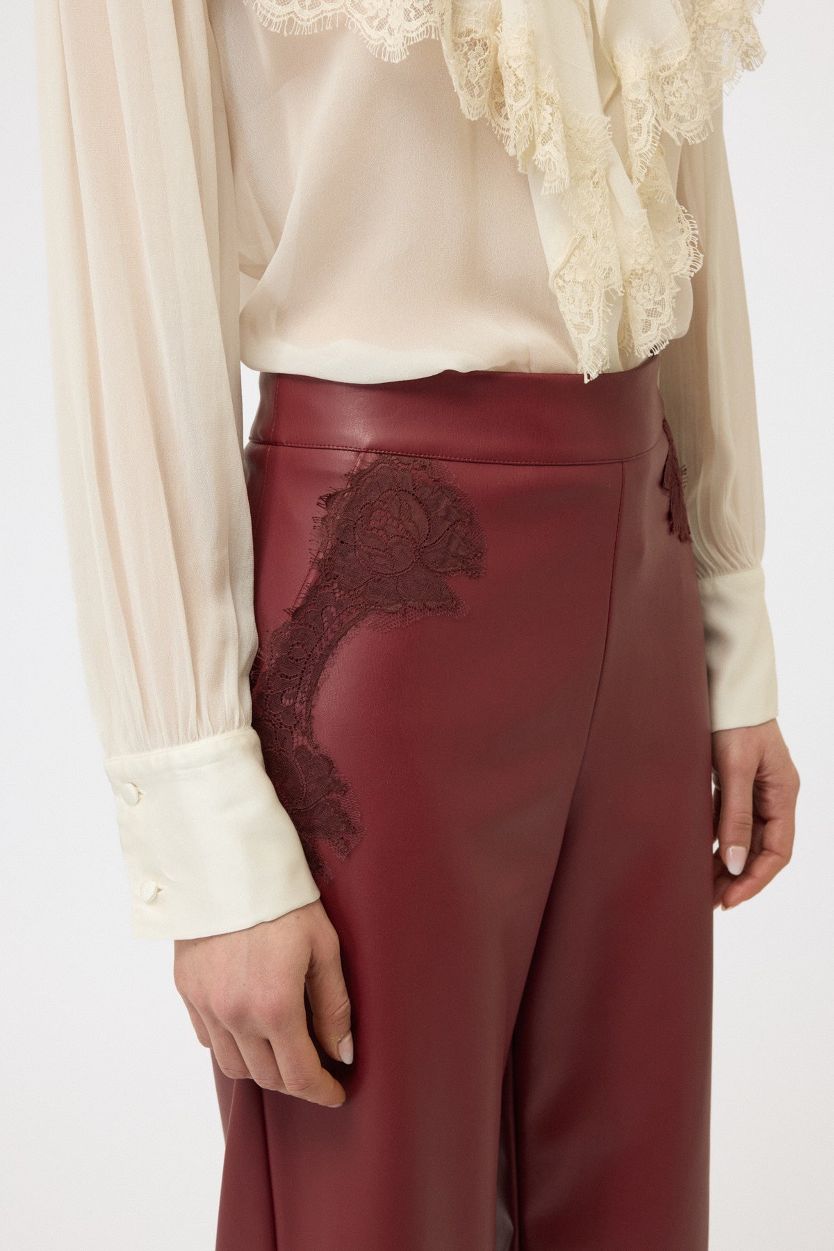 PANTALONE IN ECOPELLE CON PIZZO