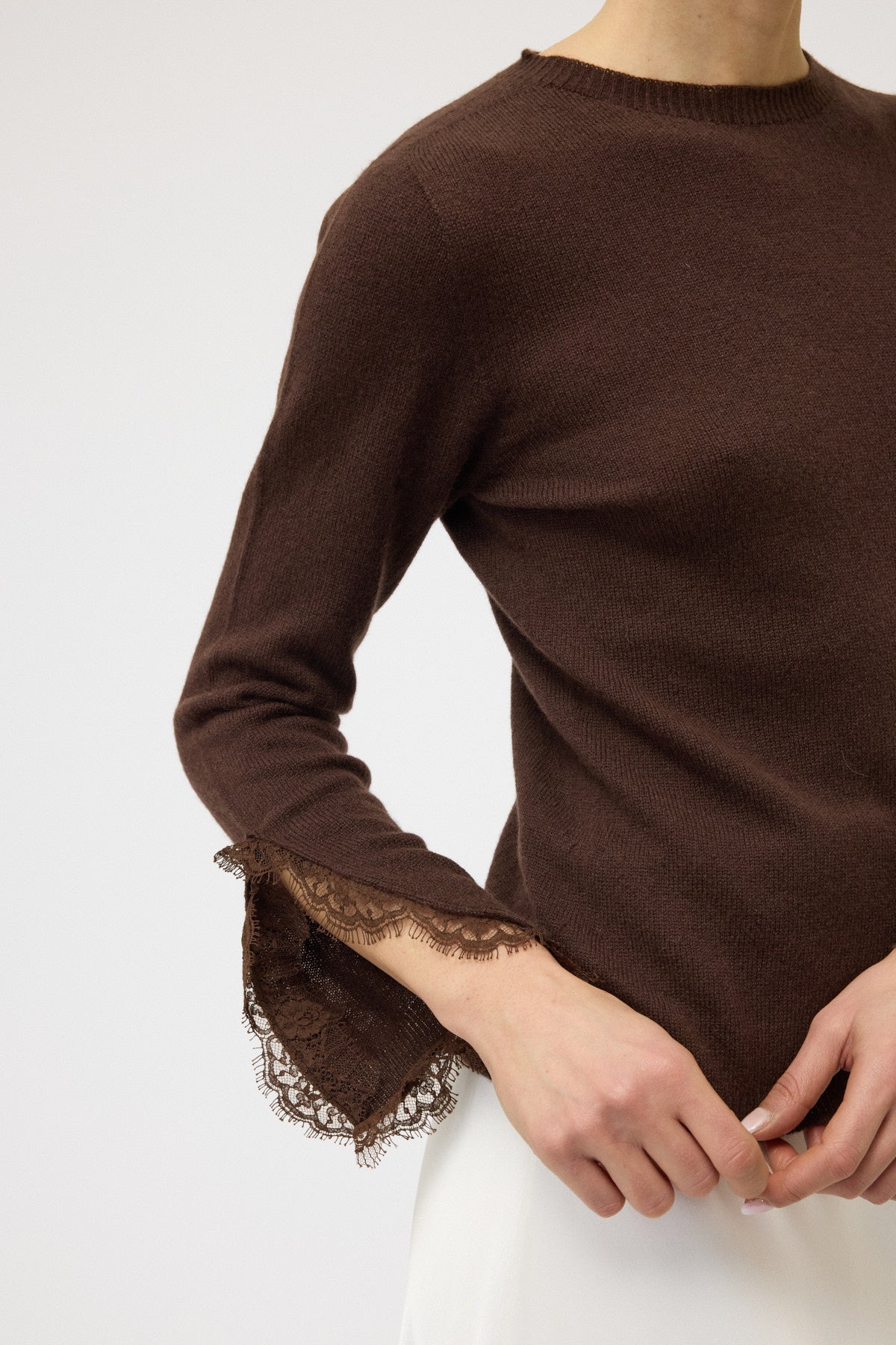 MAGLIA SLIM GIROCOLLO CON SPACCHI E PIZZO IN TONO