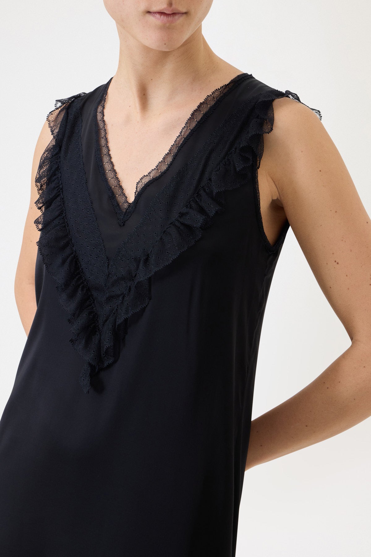 SLIP DRESS SPALLA LARGA IN RASO CON PIZZO