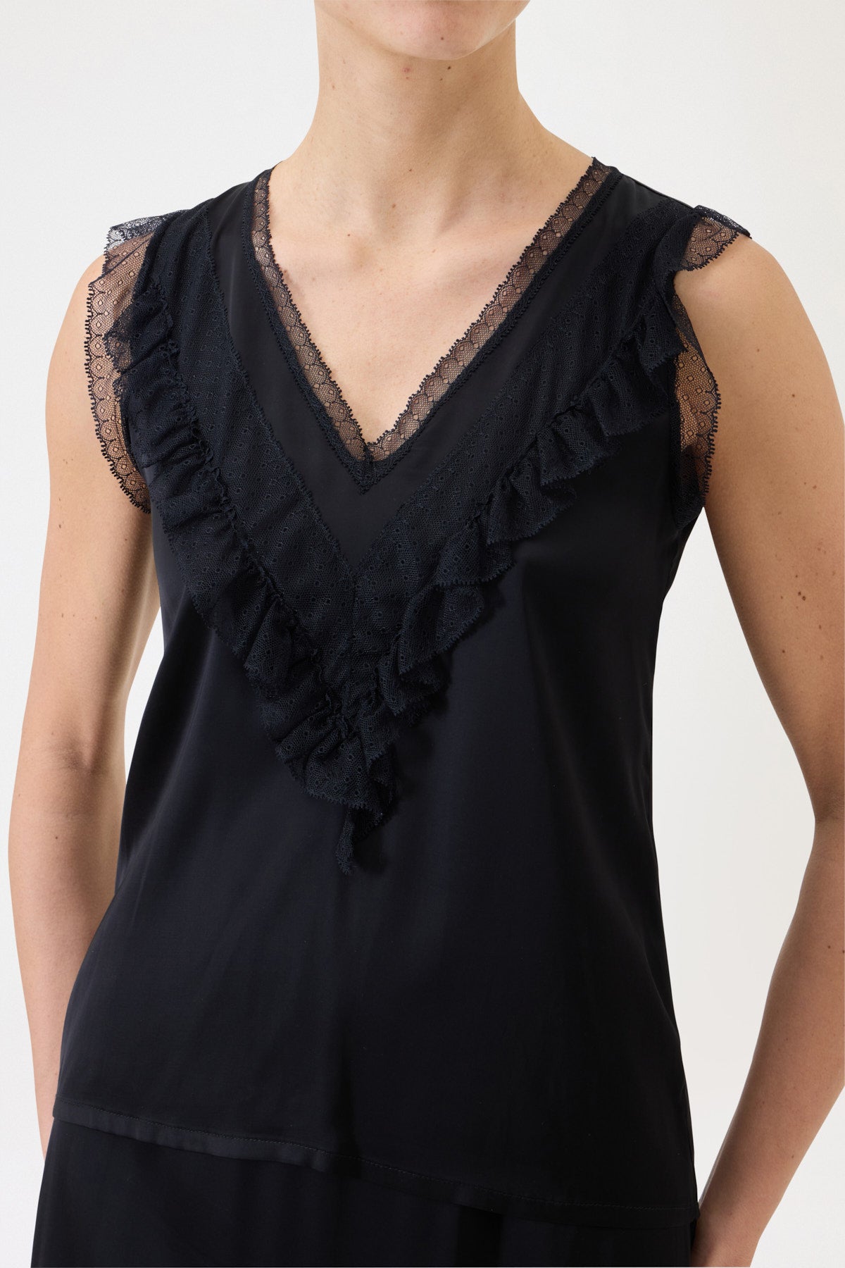 TOP SPALLA LARGA CON PIZZO