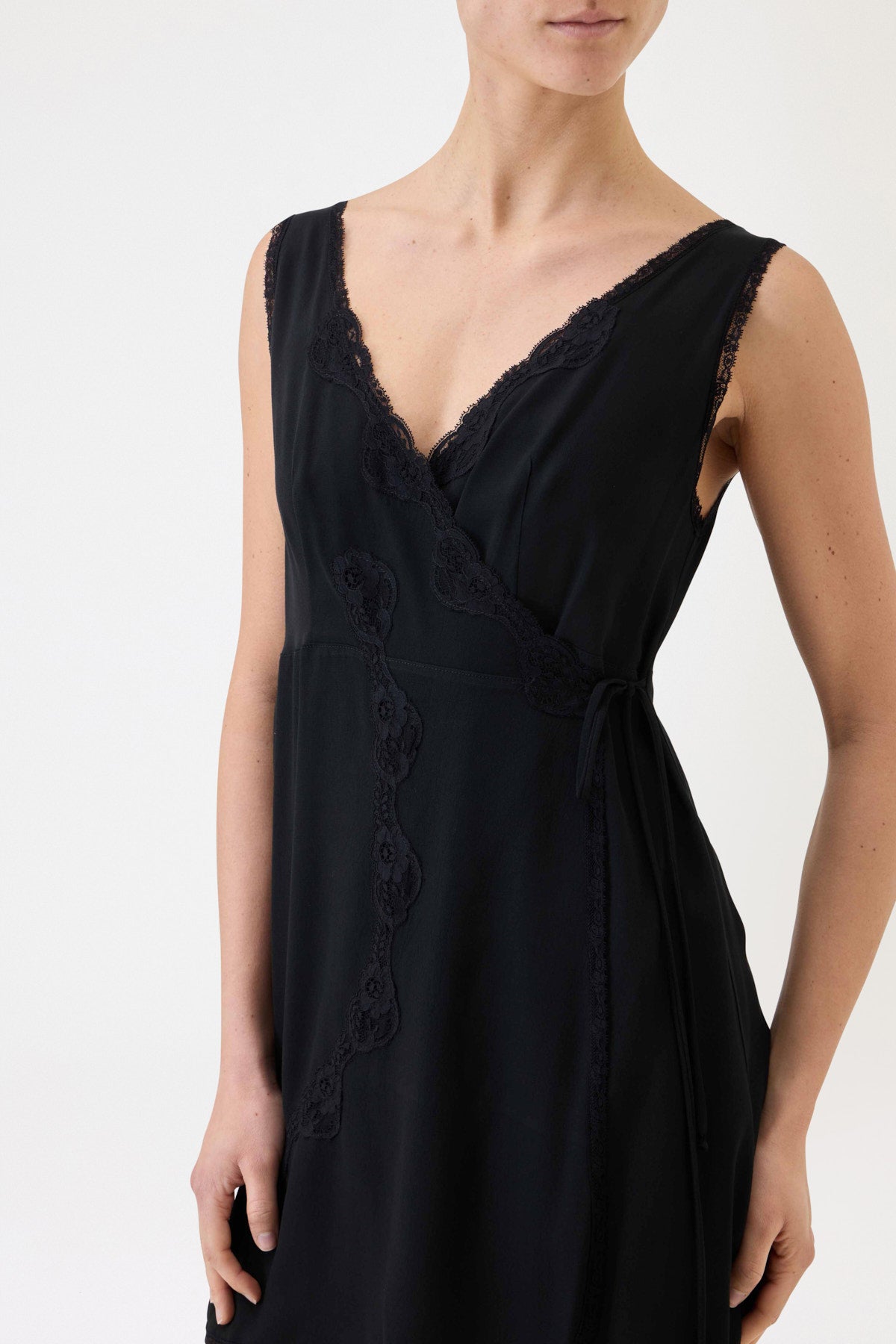 SLIP DRESS CORTA INCROCIATA CON PIZZO A CONTRASTO