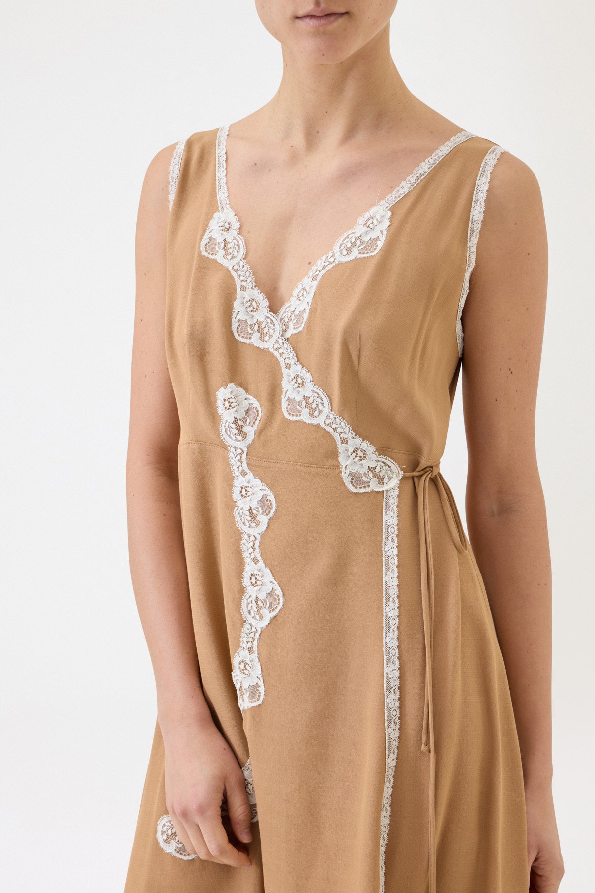 SLIP DRESS CORTA INCROCIATA CON PIZZO A CONTRASTO