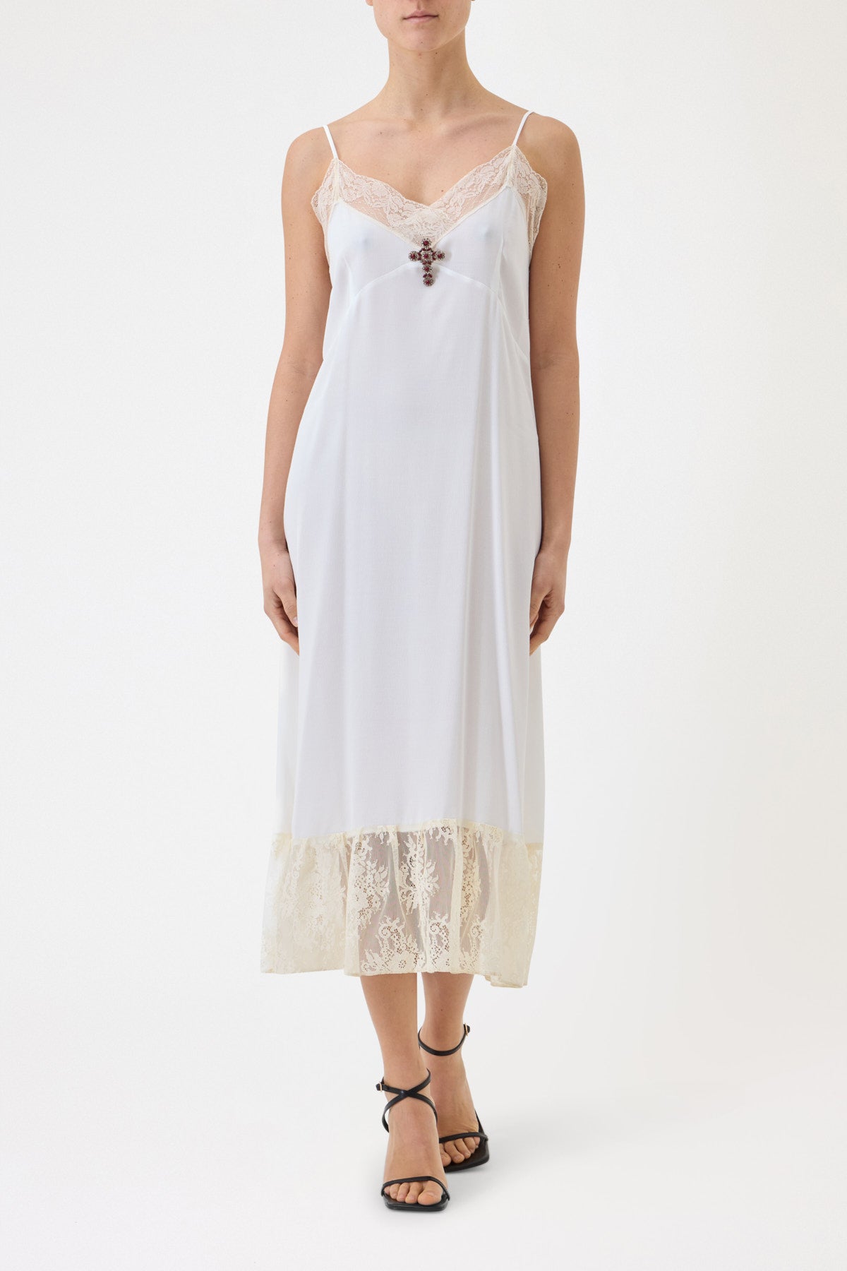 SLIP DRESS CON PIZZO A CONTRASTO CON SPILLA