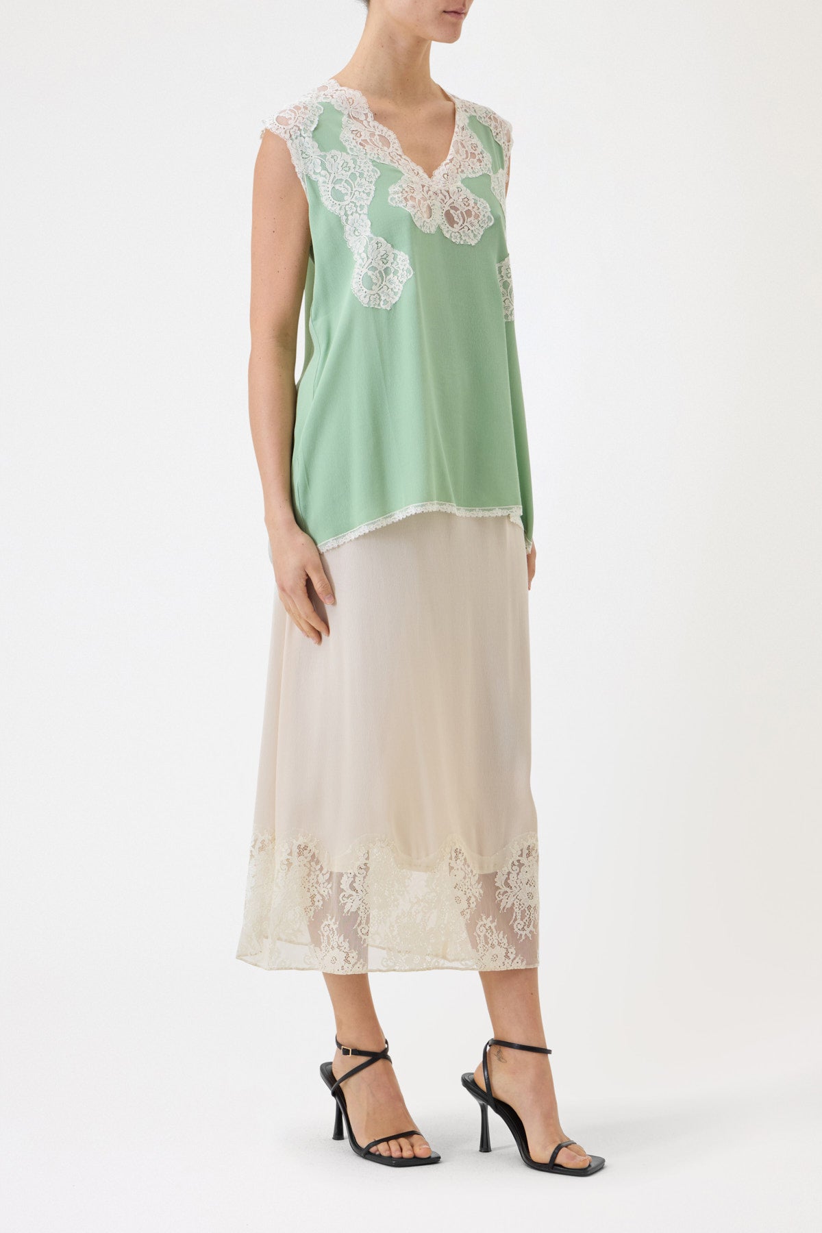 TOP SPALLA LARGA CON PIZZO IN CONTRASTO