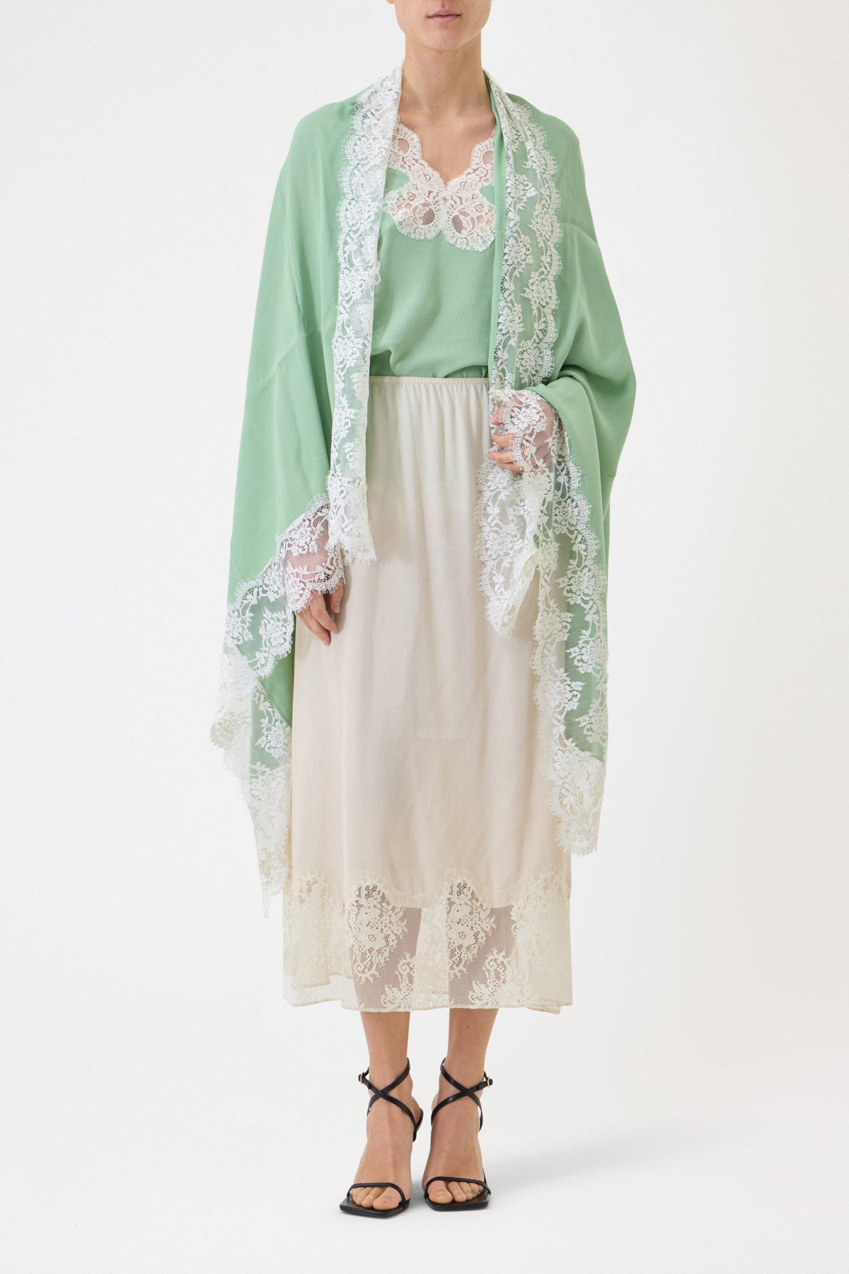 SHAWL WITH LACE