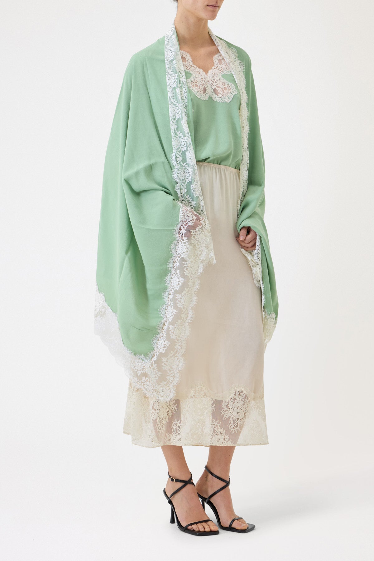 SHAWL WITH LACE