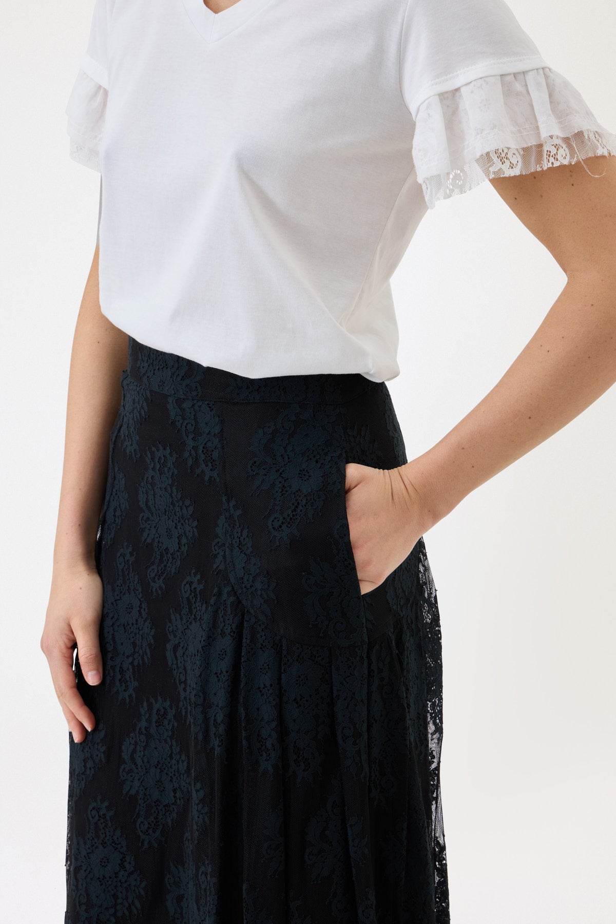 LONG LACE SKIRT