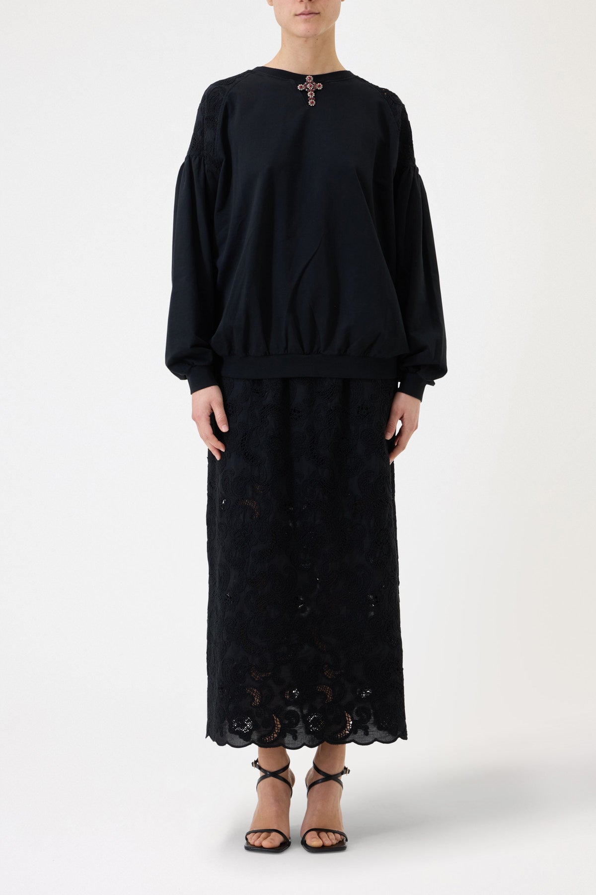 SWEATSHIRT WITH EMBROIDERED SLEEVES AND PIN