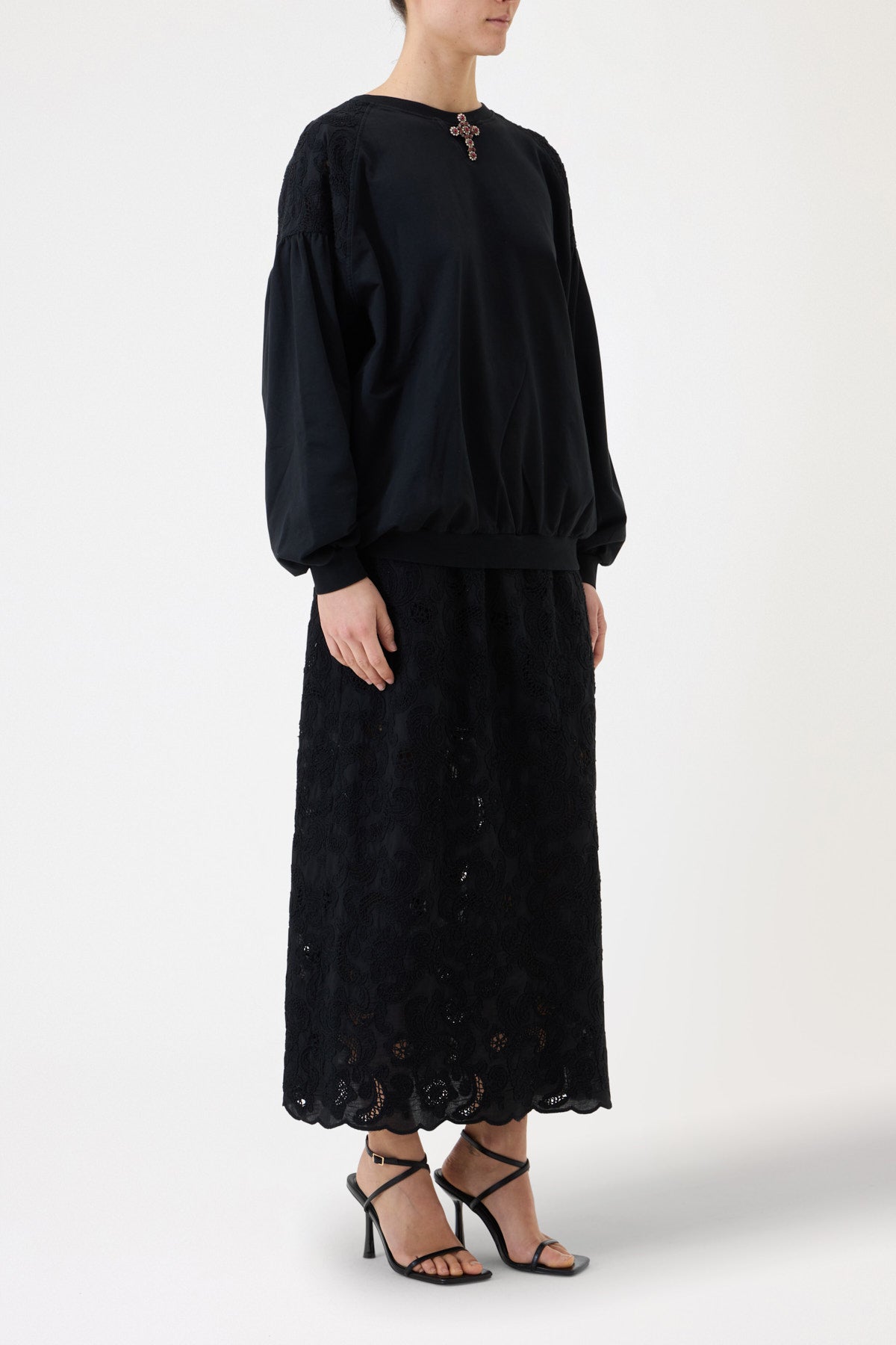 SWEATSHIRT WITH EMBROIDERED SLEEVES AND PIN