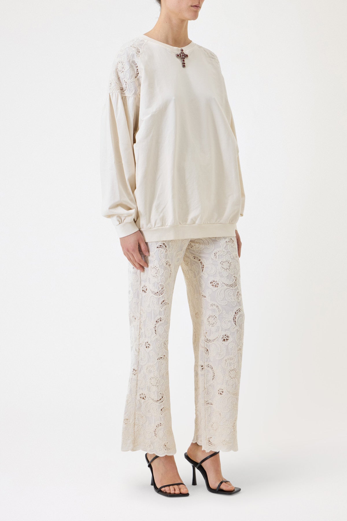SWEATSHIRT WITH EMBROIDERED SLEEVES AND PIN