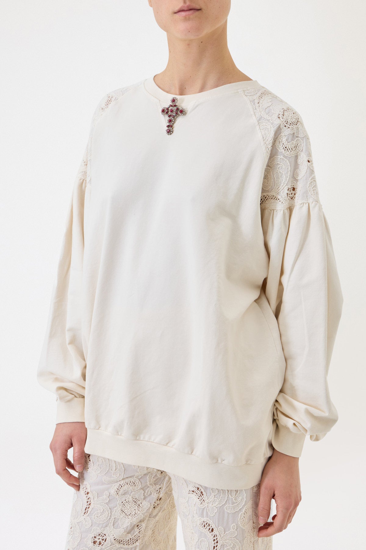 SWEATSHIRT WITH EMBROIDERED SLEEVES AND PIN
