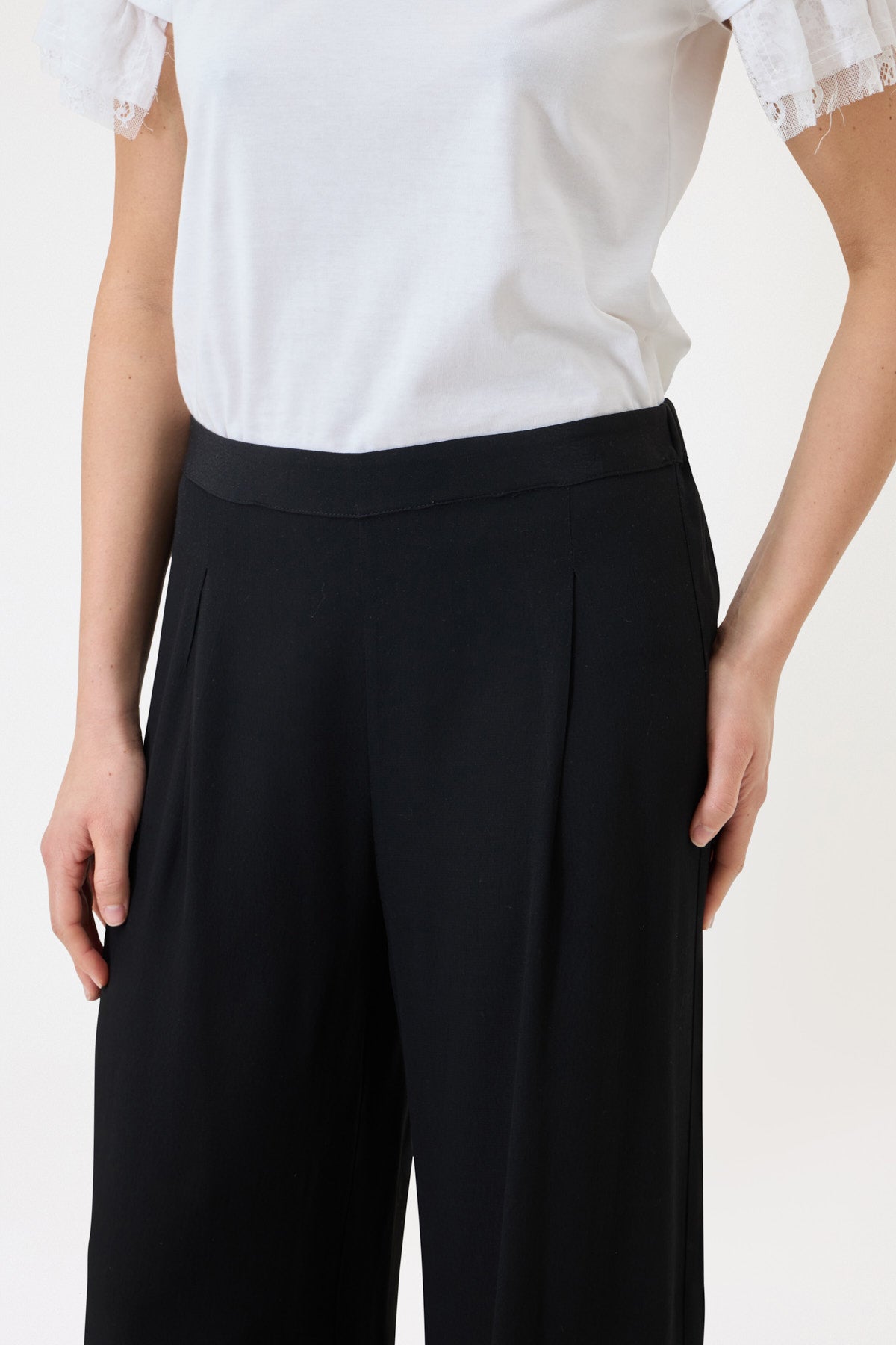 TROUSERS WITH PLEATS